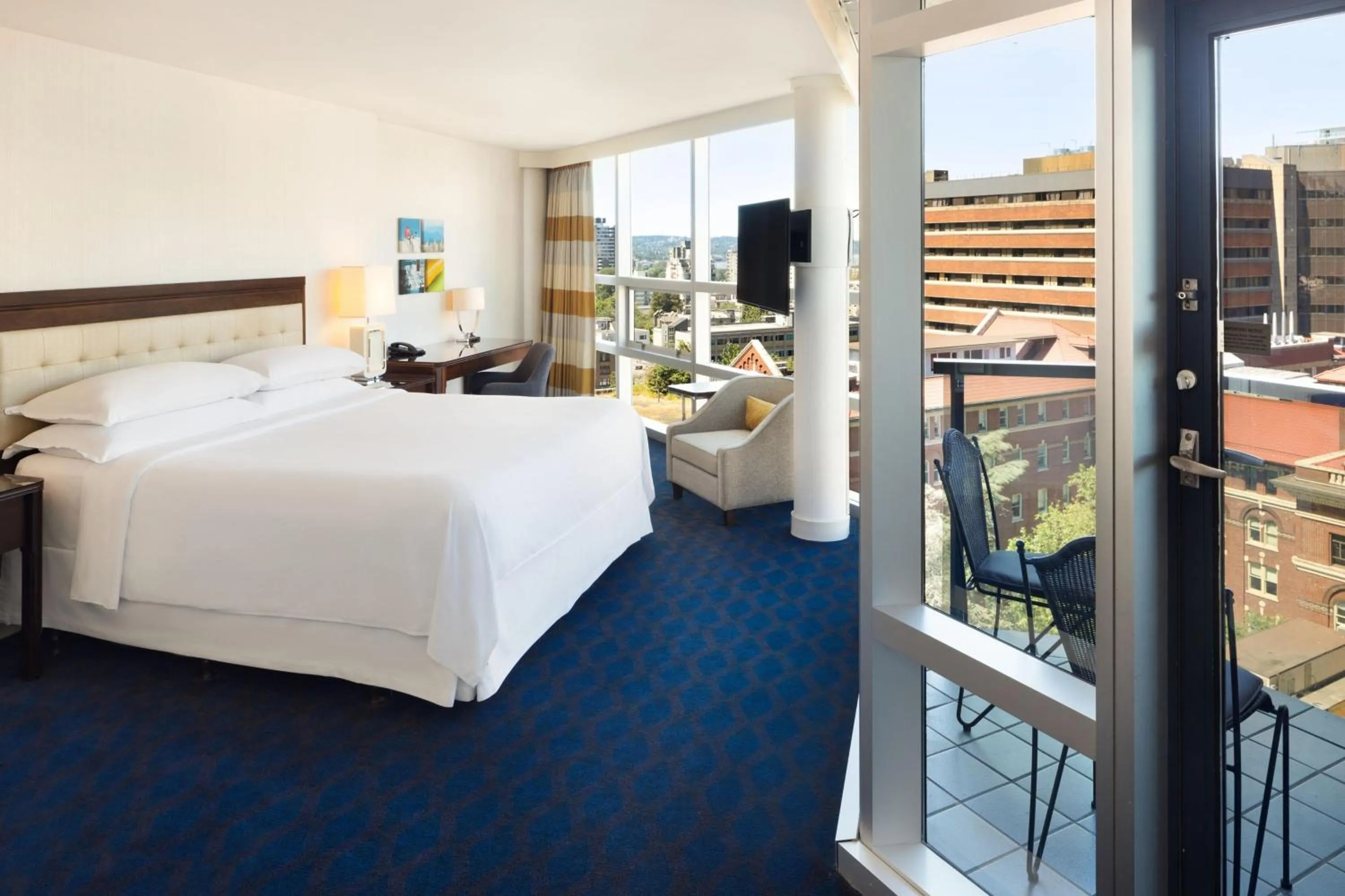 Photo of the whole room, Bed in Sheraton Vancouver Wall Centre