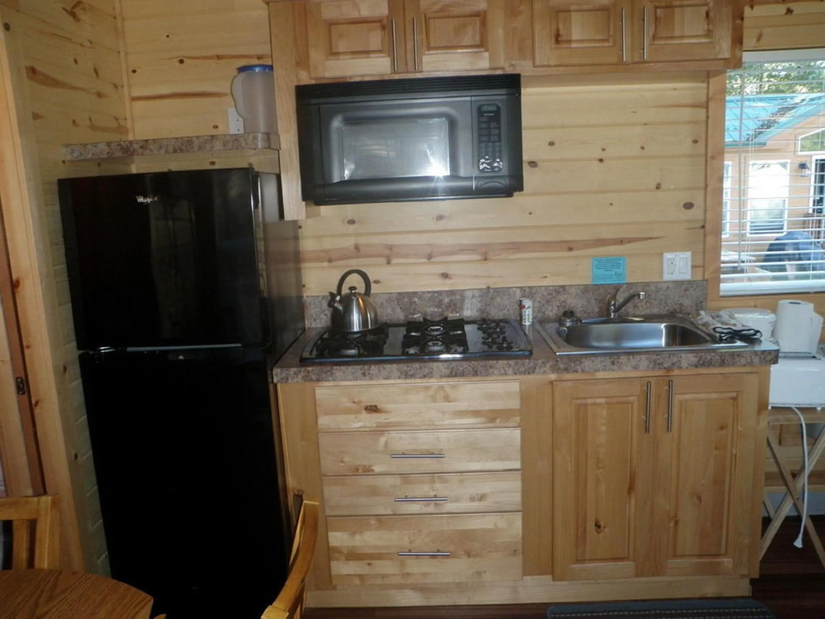 Kitchen or kitchenette in Seaside Camping Resort Cottage 11