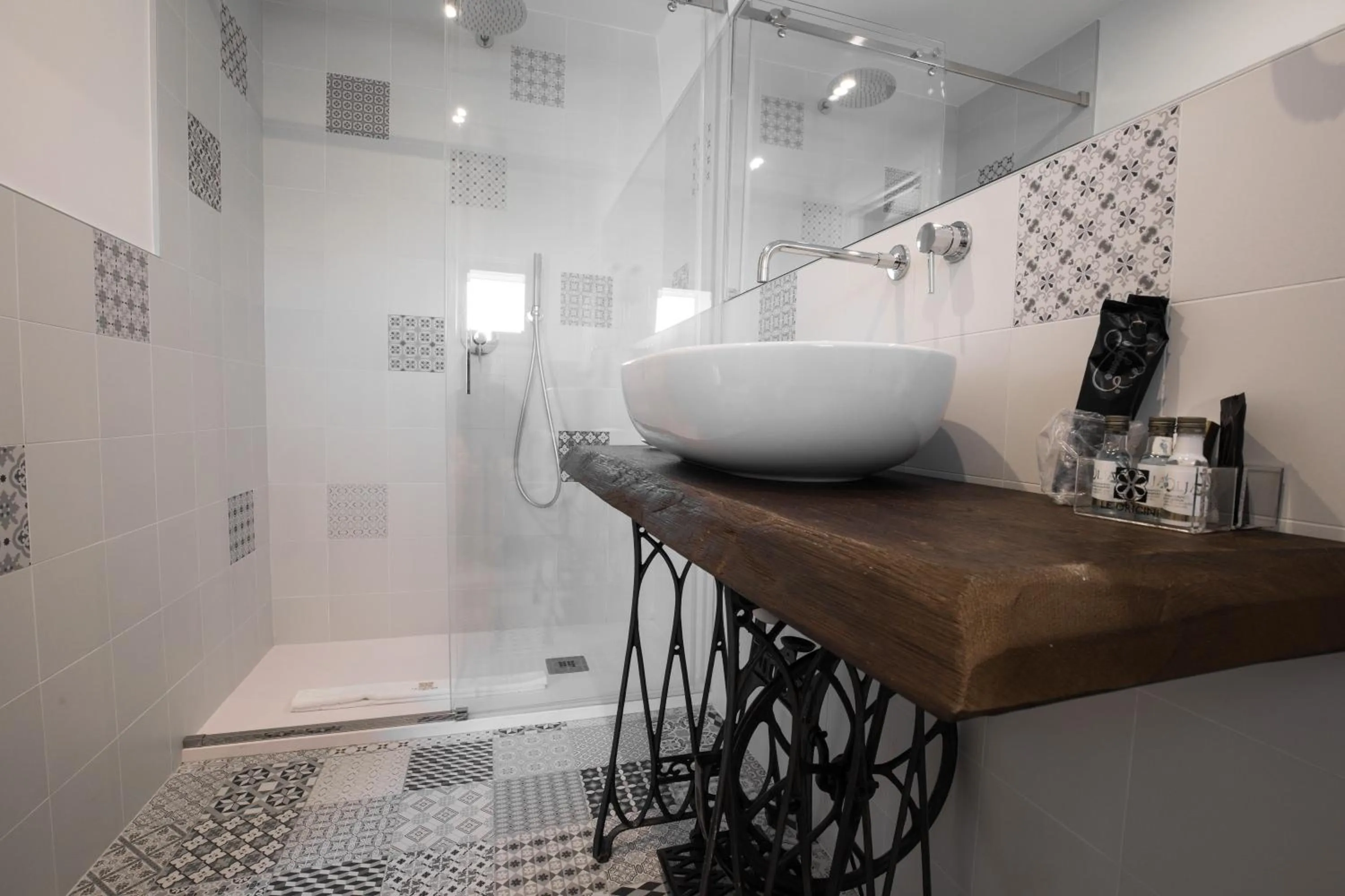 Shower in Le Origini