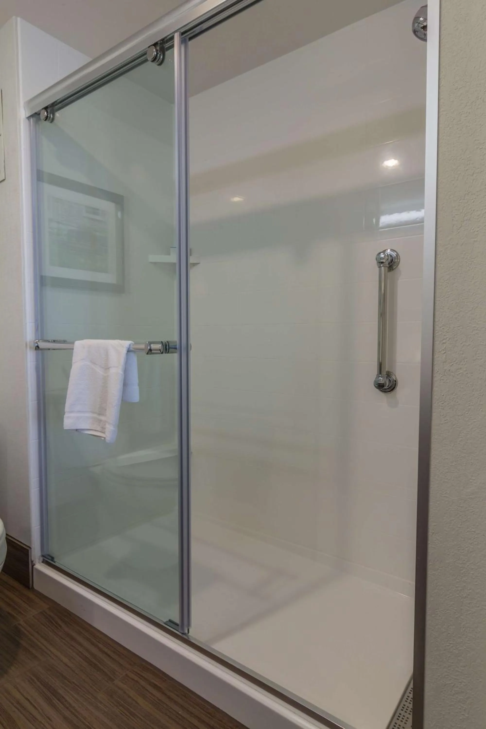 Bathroom in Hampton Inn Winchester-University/ Mall