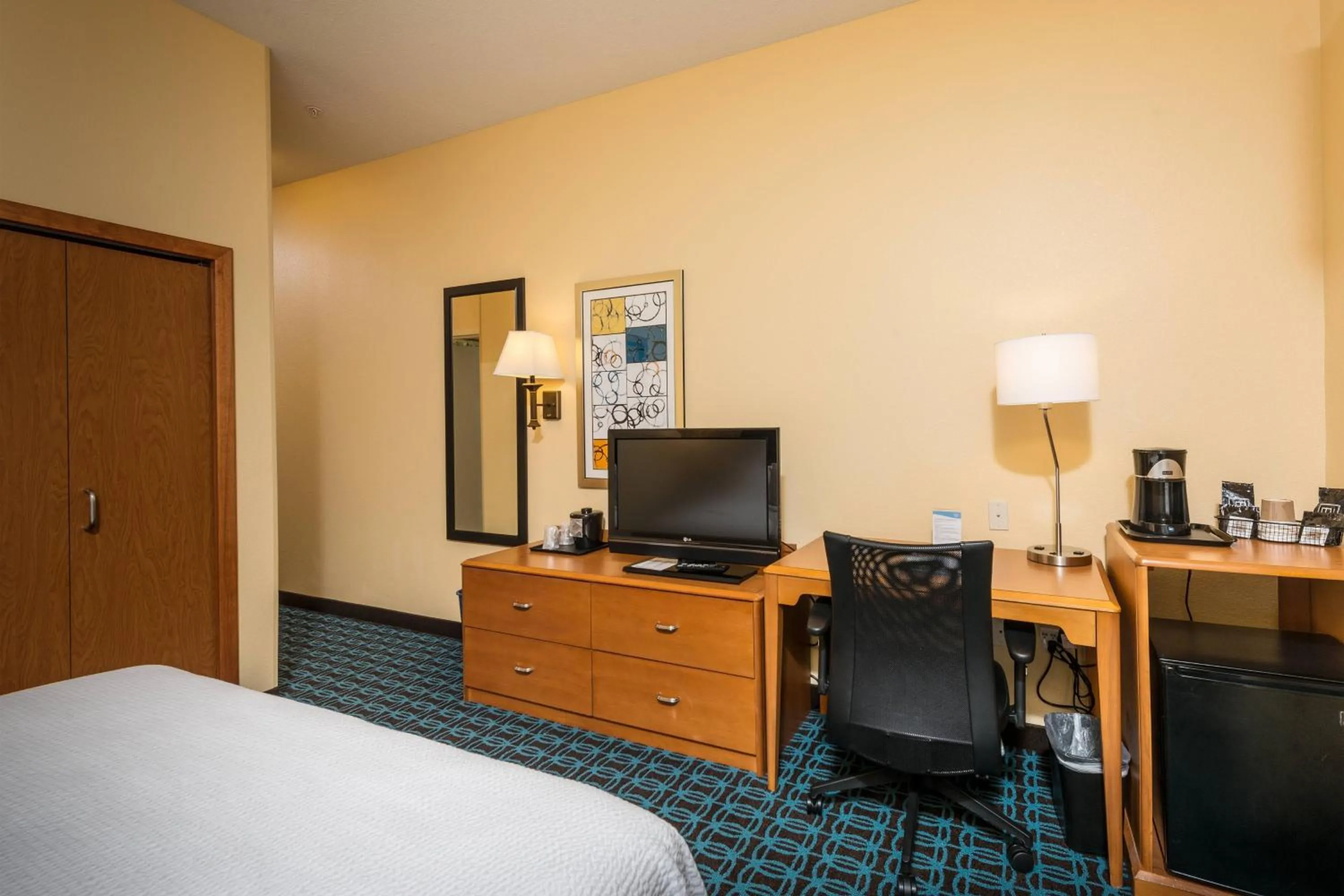 Photo of the whole room, Bed in Fairfield Inn and Suites by Marriott Augusta