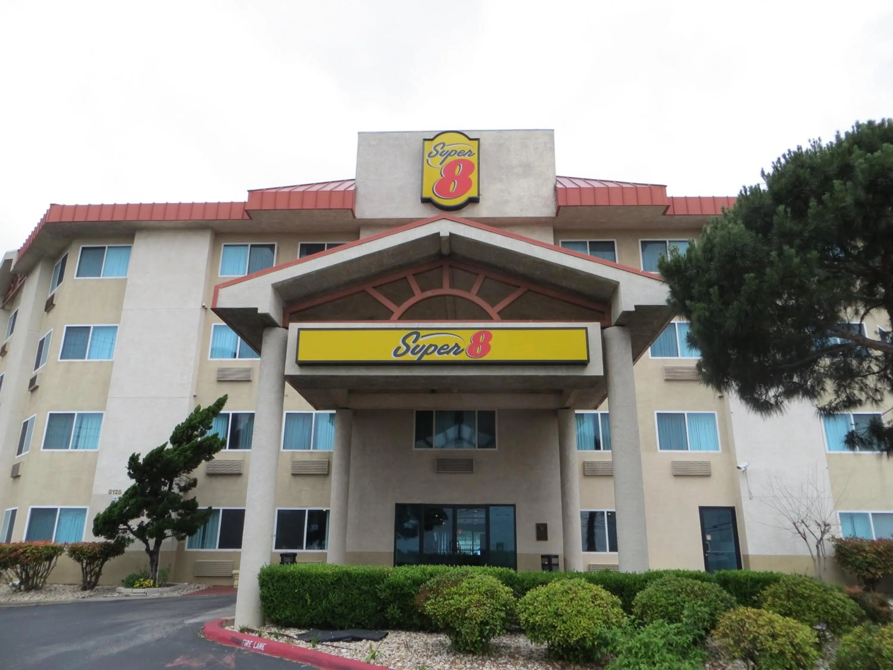 Facade/entrance in Super 8 by Wyndham Austin North/University Area