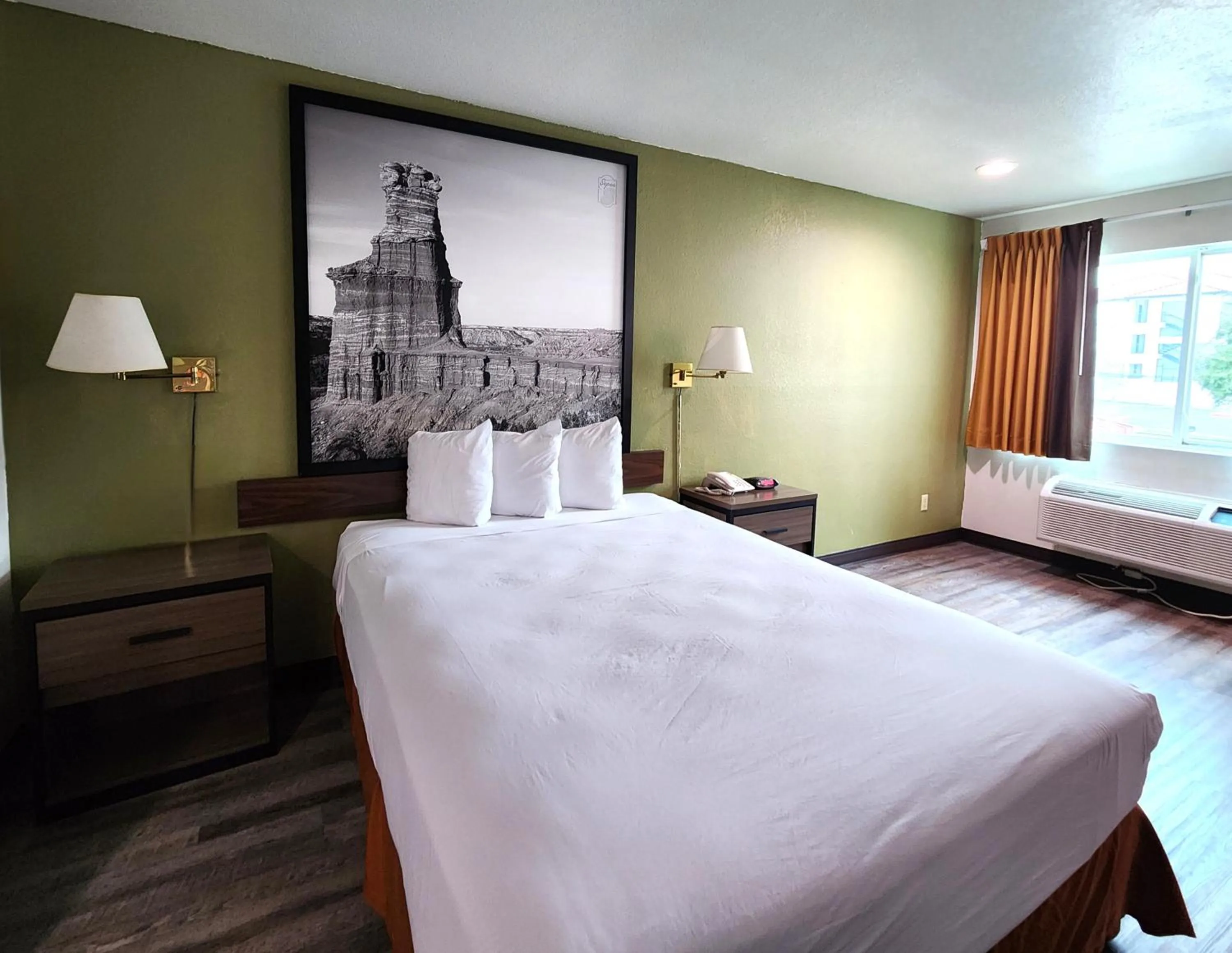 Bedroom, Bed in Super 8 by Wyndham Austin North/University Area