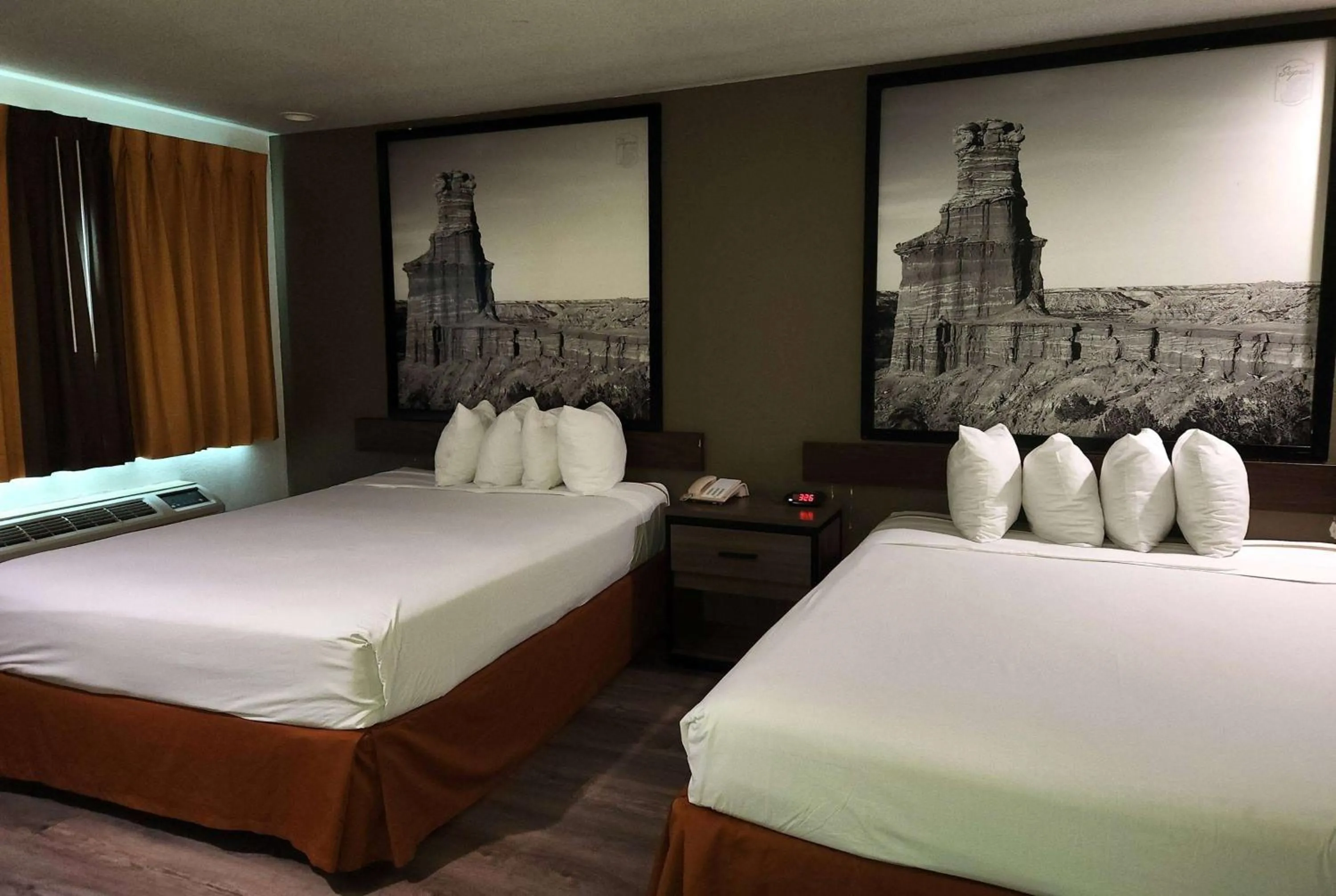 Photo of the whole room, Bed in Super 8 by Wyndham Austin North/University Area