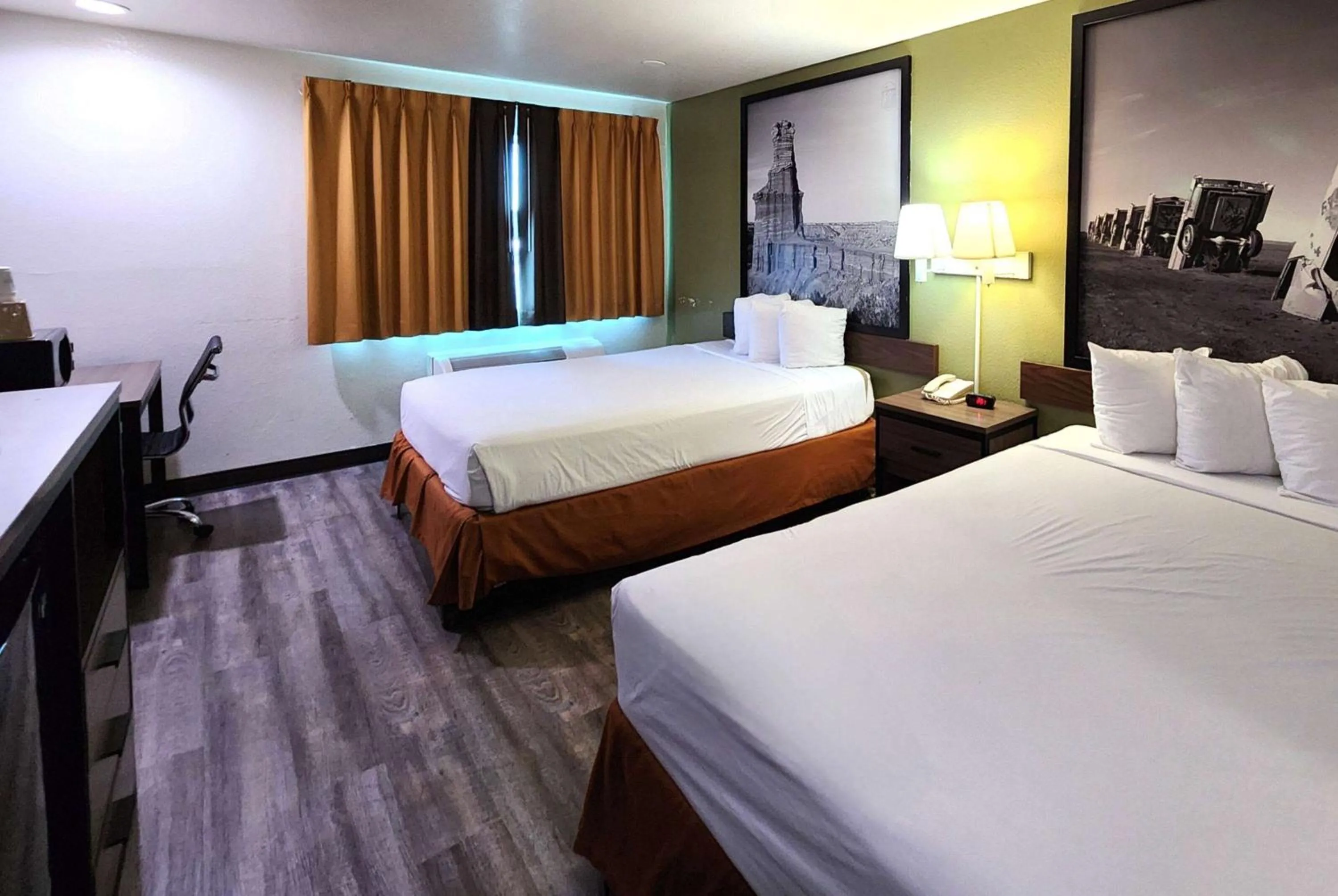 Photo of the whole room, Bed in Super 8 by Wyndham Austin North/University Area