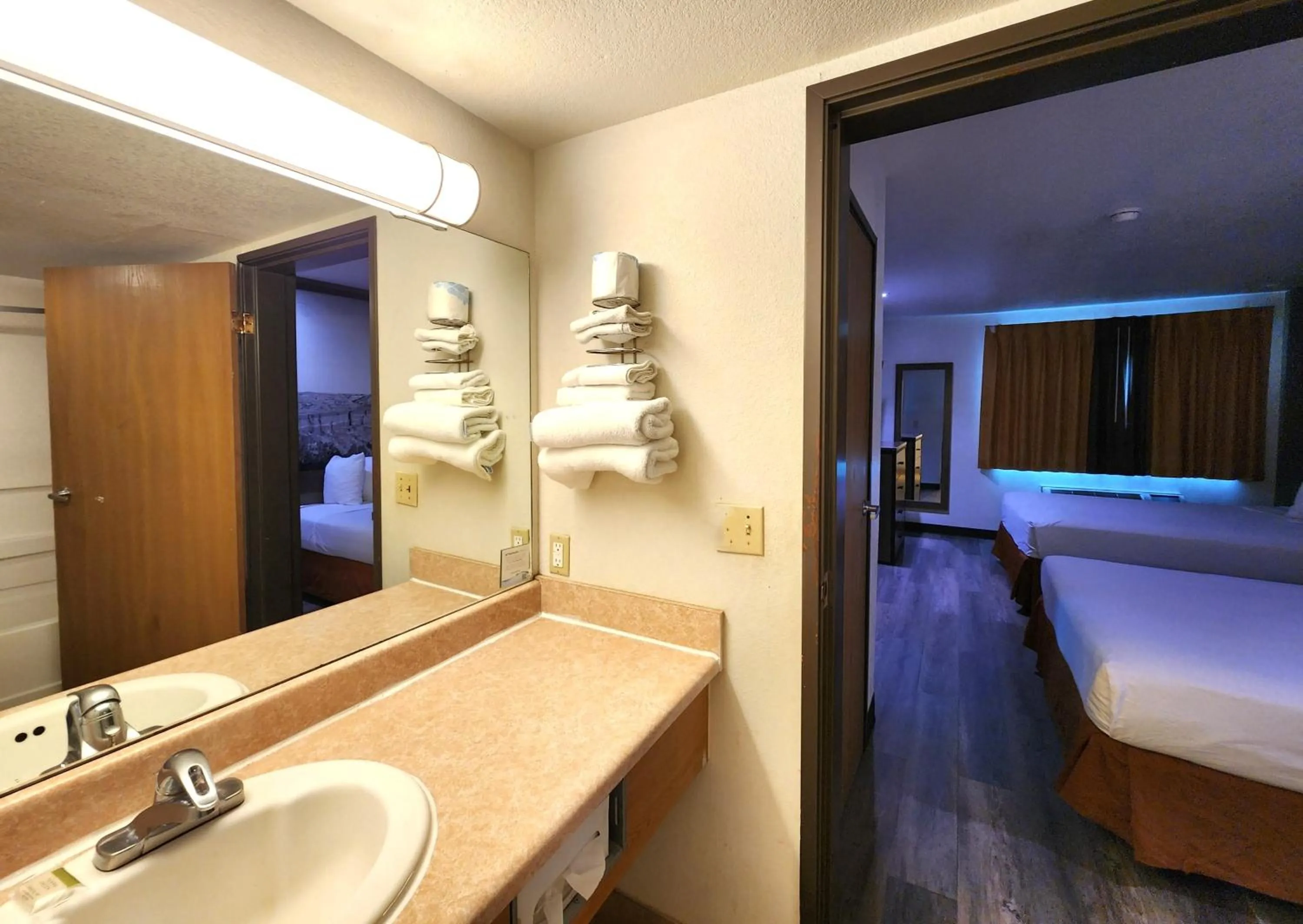 Bathroom, Bed in Super 8 by Wyndham Austin North/University Area