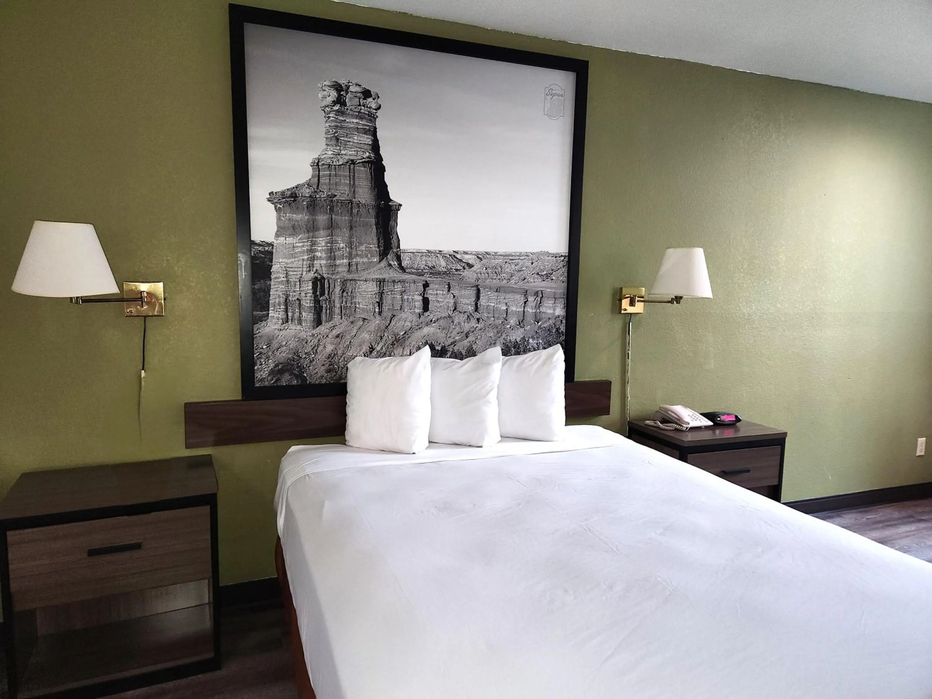 Bedroom, Bed in Super 8 by Wyndham Austin North/University Area