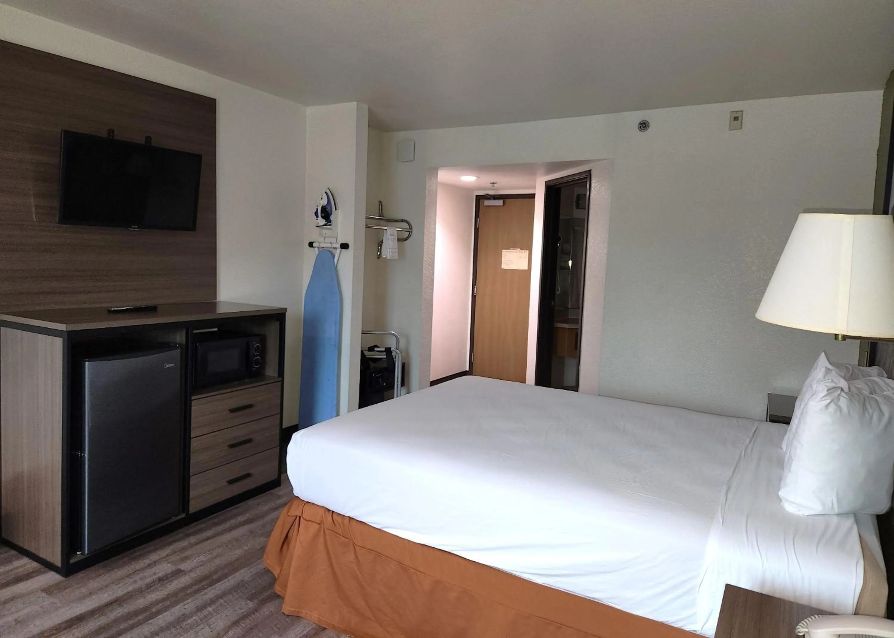 Bedroom, Bed in Super 8 by Wyndham Austin North/University Area