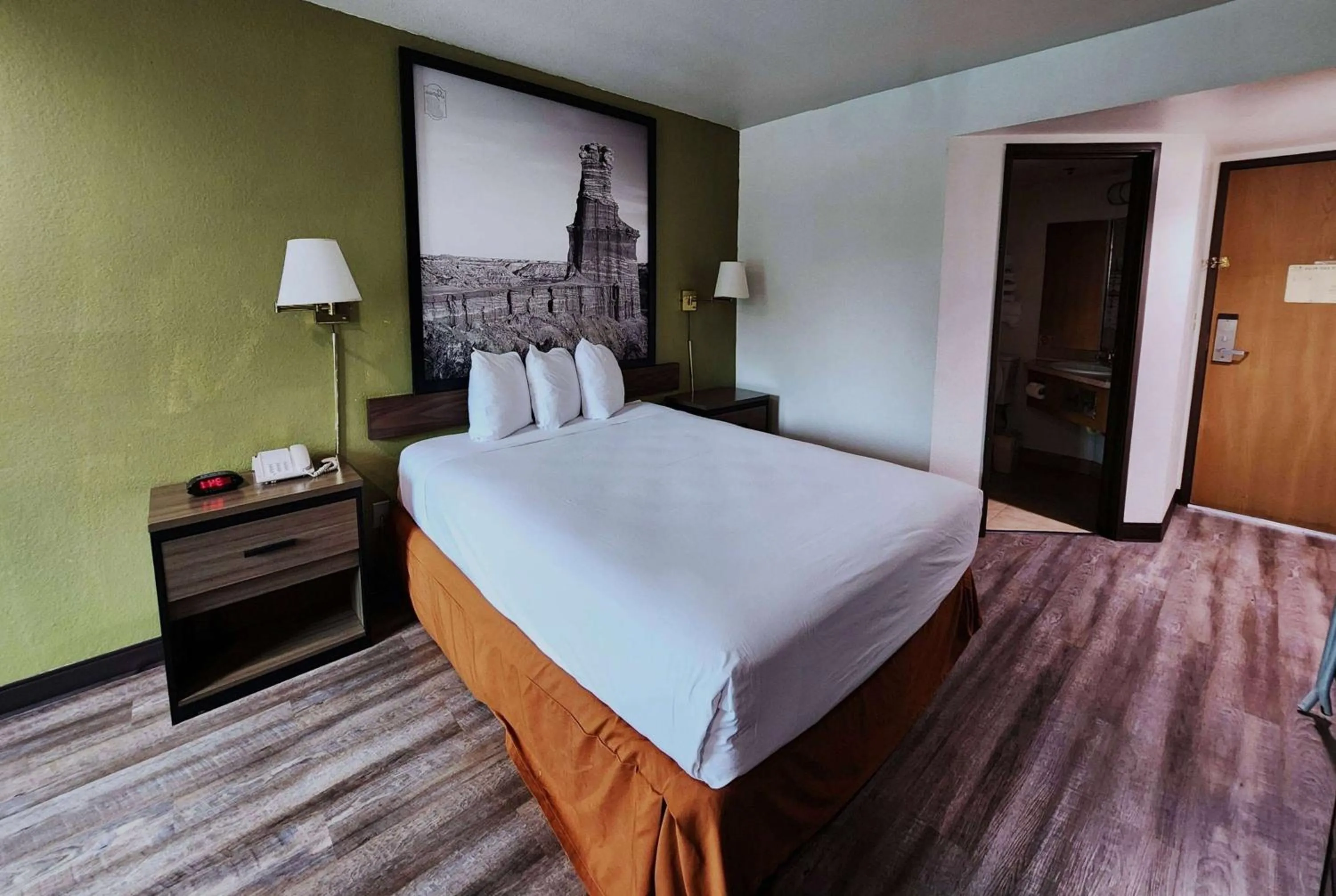 Photo of the whole room, Bed in Super 8 by Wyndham Austin North/University Area