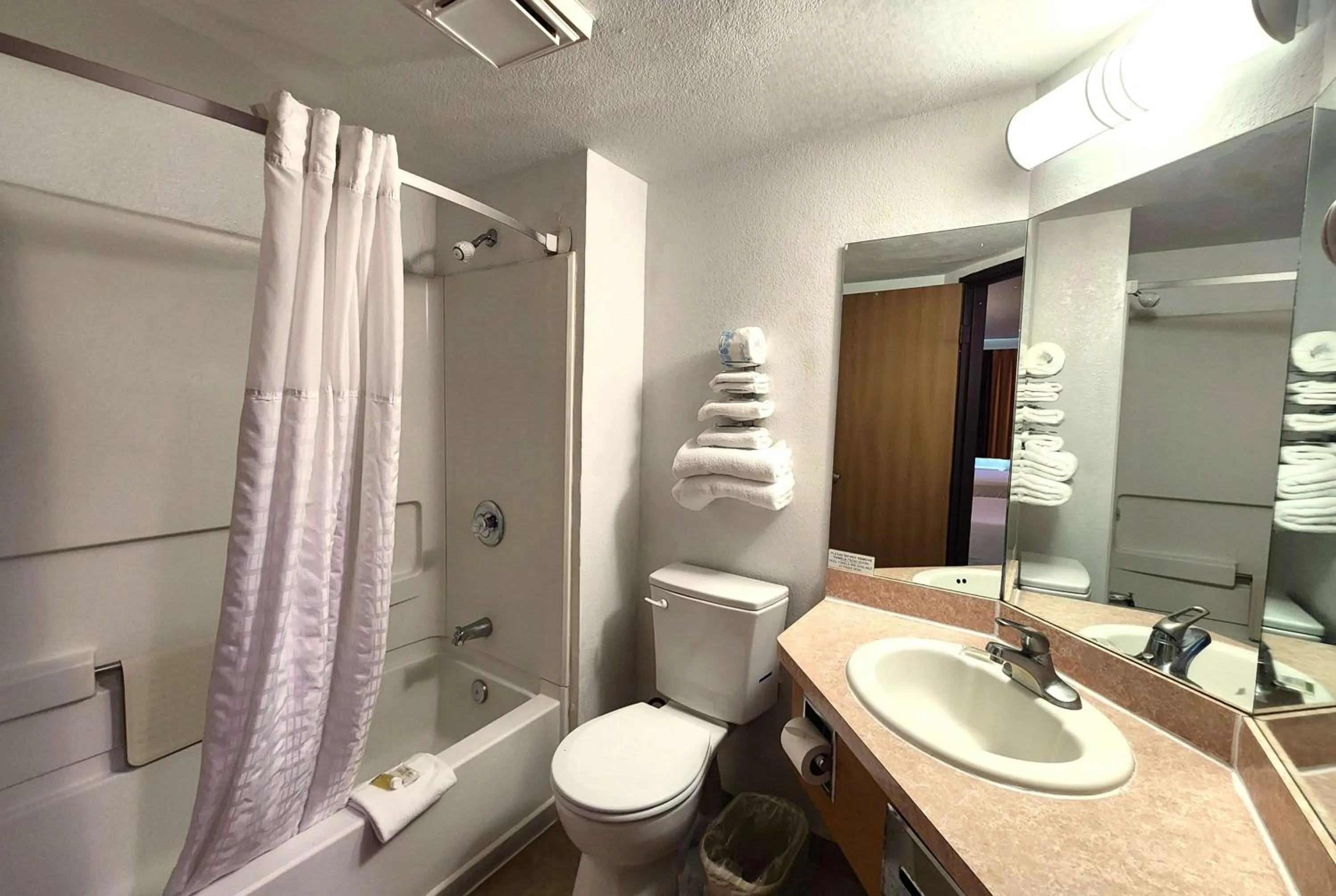 TV and multimedia in Super 8 by Wyndham Austin North/University Area