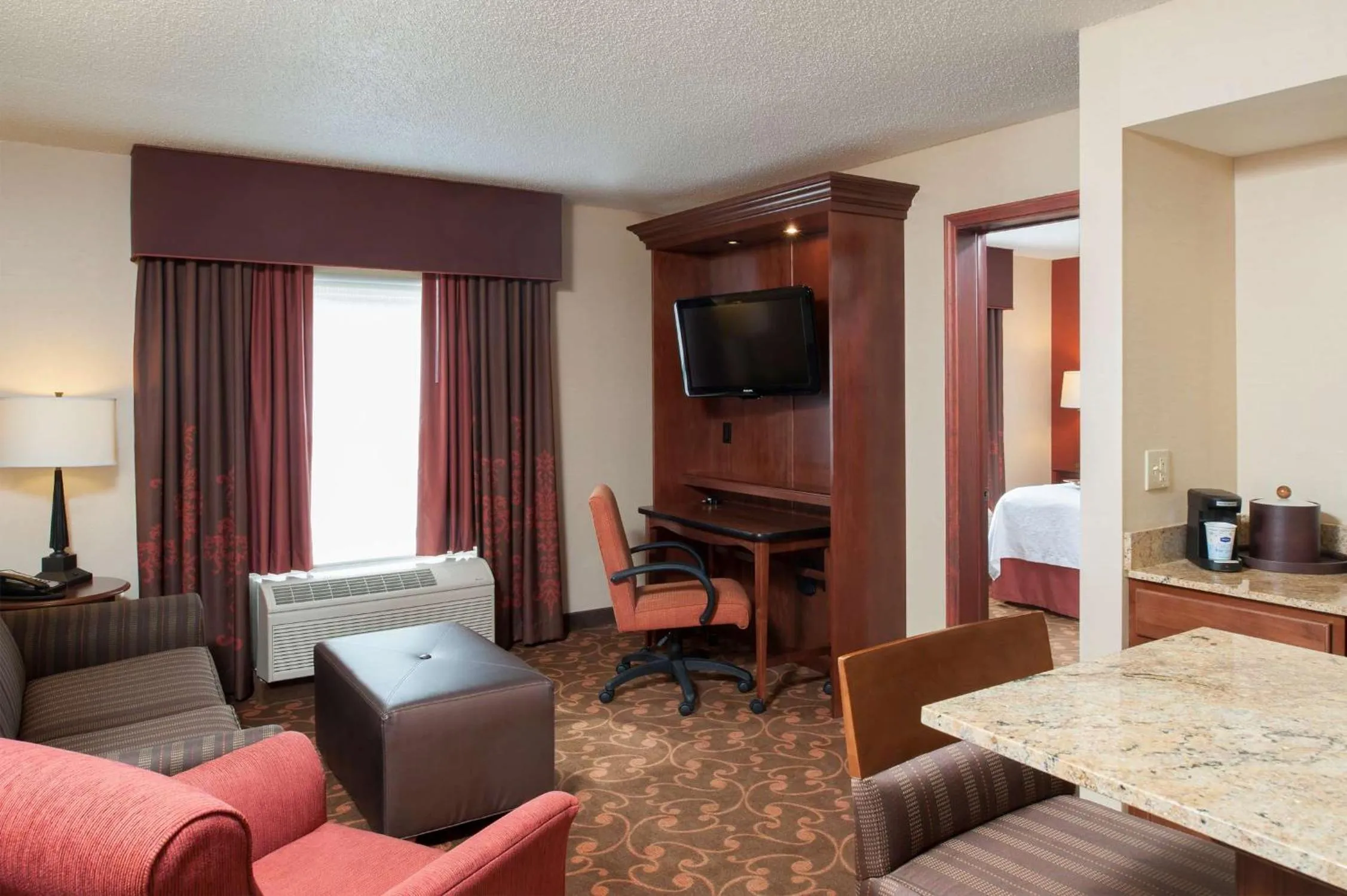 Living room, Bed in Hampton Inn & Suites Cleveland-Southeast-Streetsboro