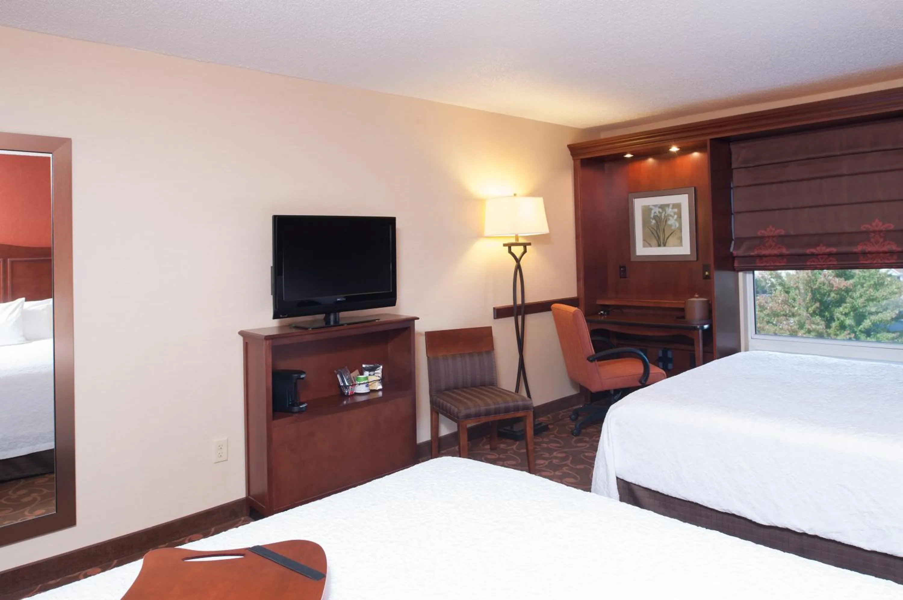 Bed in Hampton Inn & Suites Cleveland-Southeast-Streetsboro