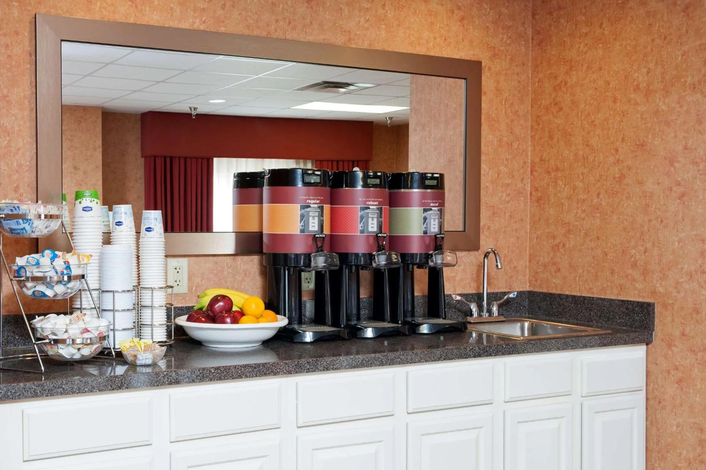 Dining area in Hampton Inn & Suites Cleveland-Southeast-Streetsboro