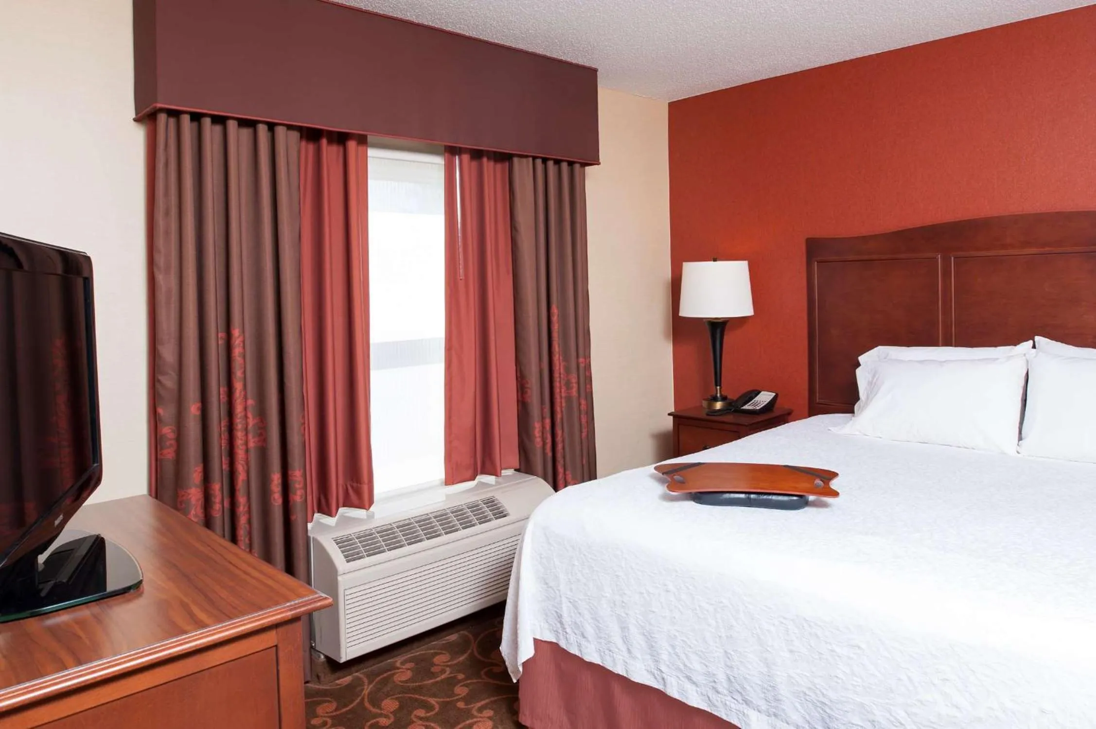 Bed in Hampton Inn & Suites Cleveland-Southeast-Streetsboro