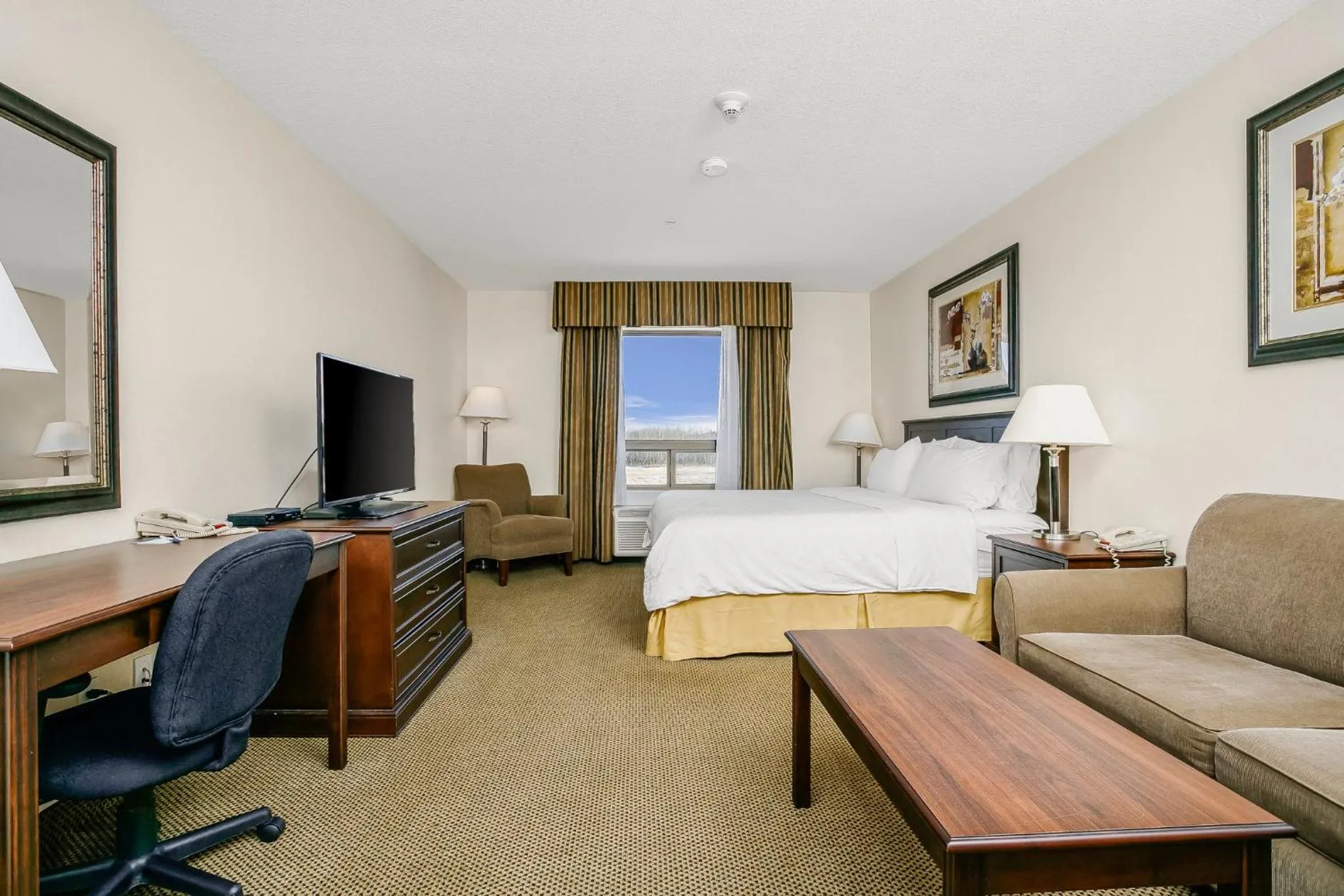 Photo of the whole room, Bed in Holiday Inn Express & Suites Whitecourt by IHG