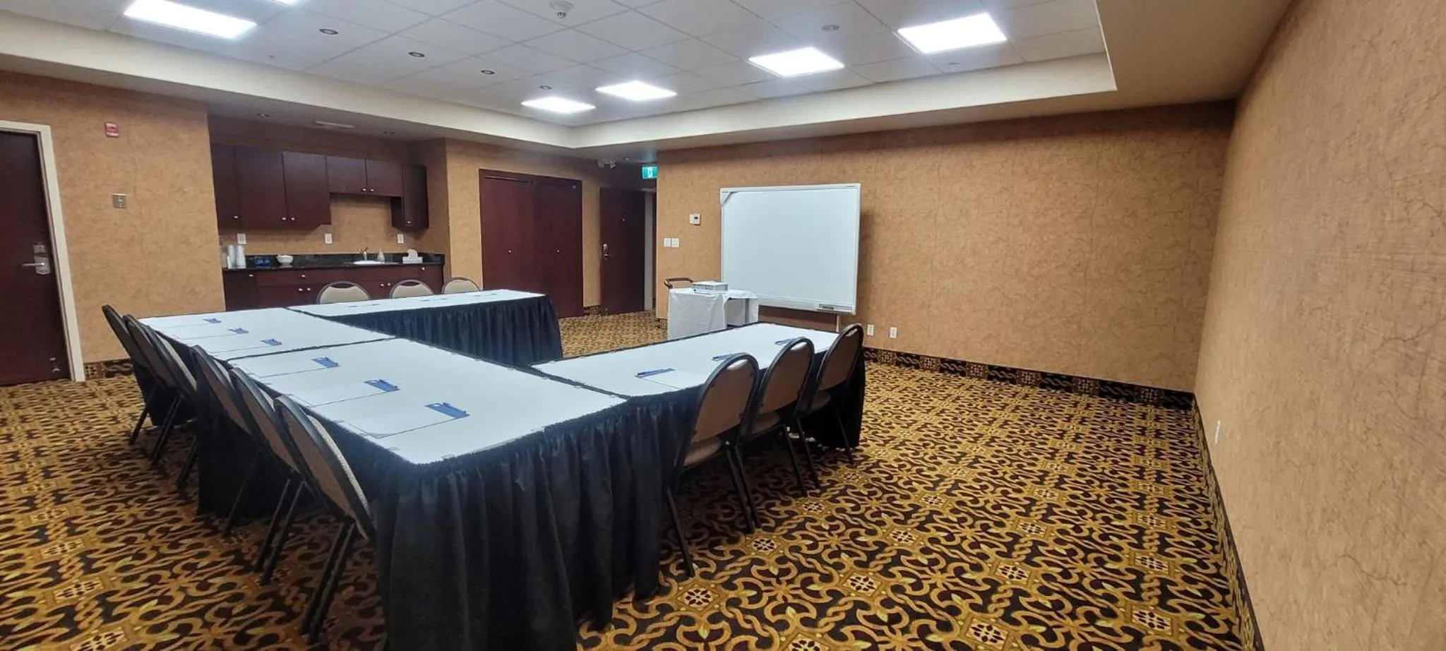 Meeting/conference room in Holiday Inn Express & Suites Whitecourt by IHG