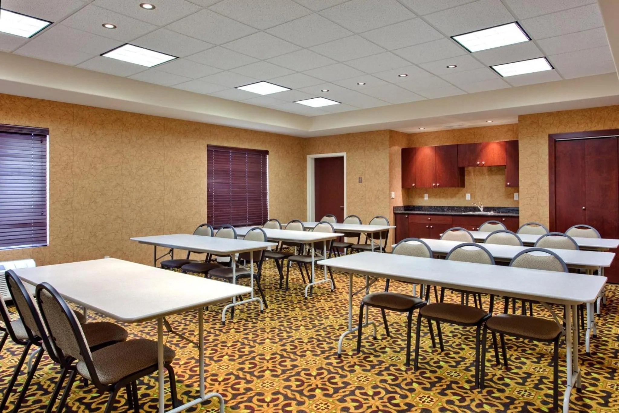 Meeting/conference room in Holiday Inn Express & Suites Whitecourt by IHG