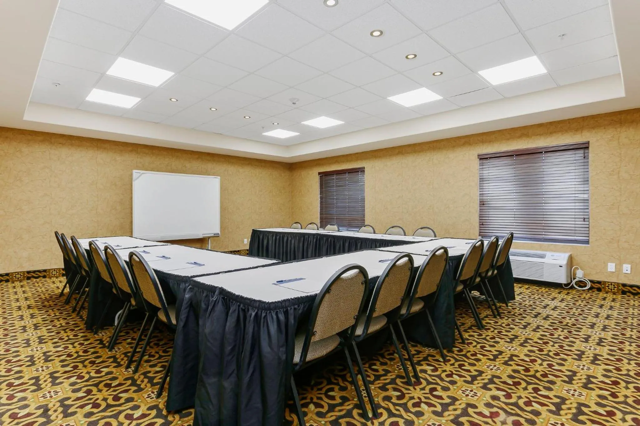 Meeting/conference room in Holiday Inn Express & Suites Whitecourt by IHG
