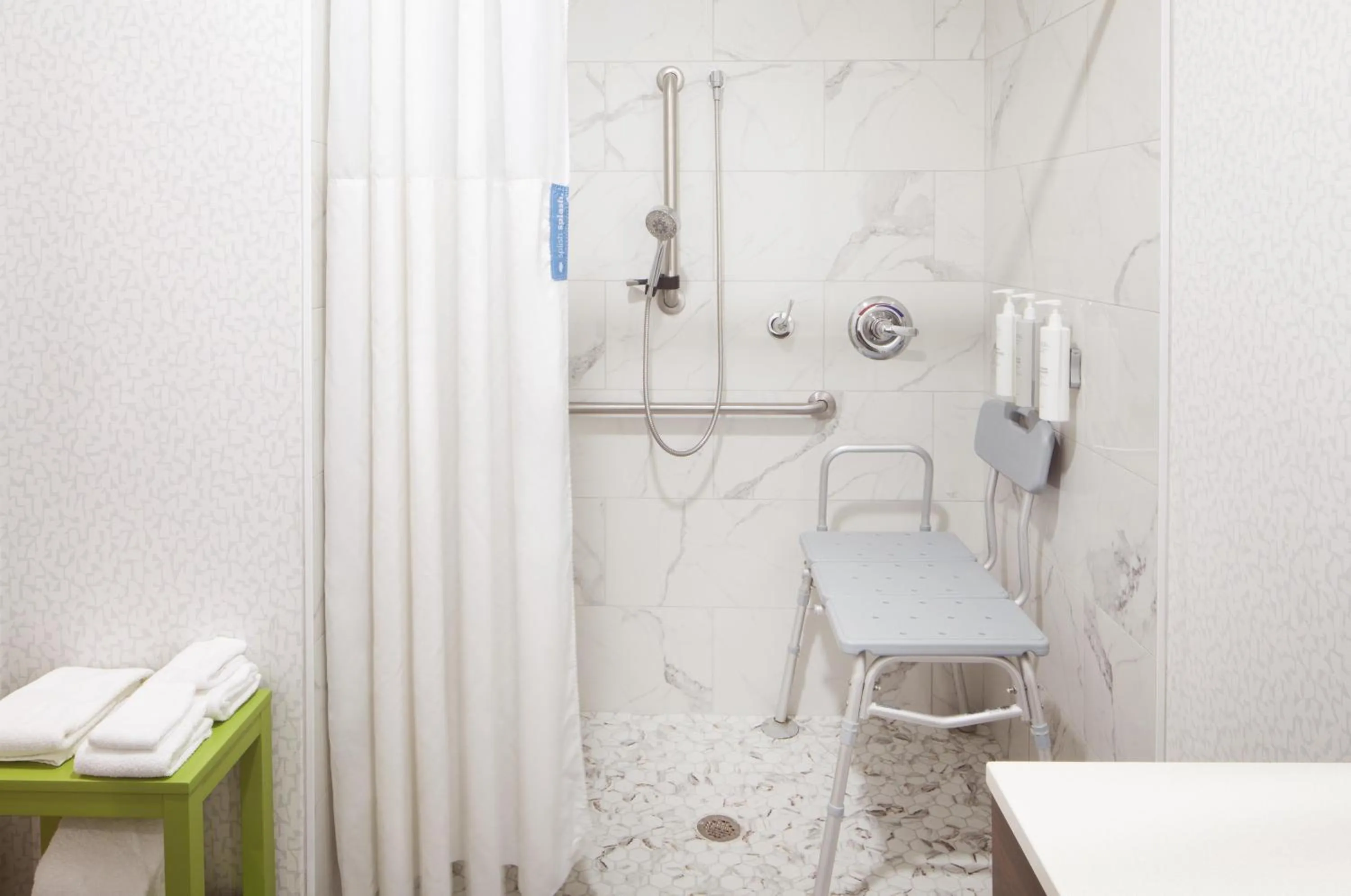 Bathroom in Hampton Inn Youngstown/Boardman