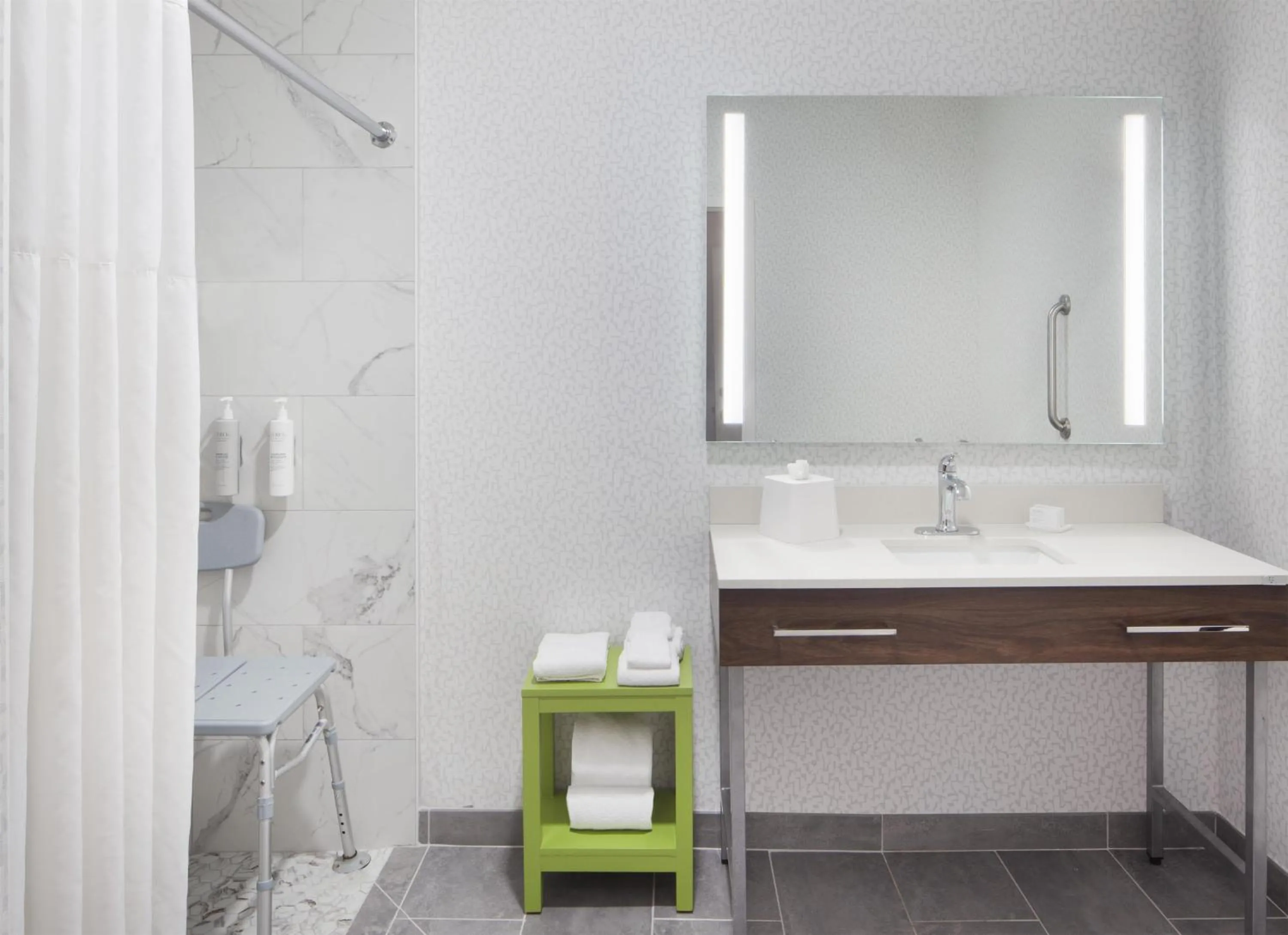 Bathroom in Hampton Inn Youngstown/Boardman