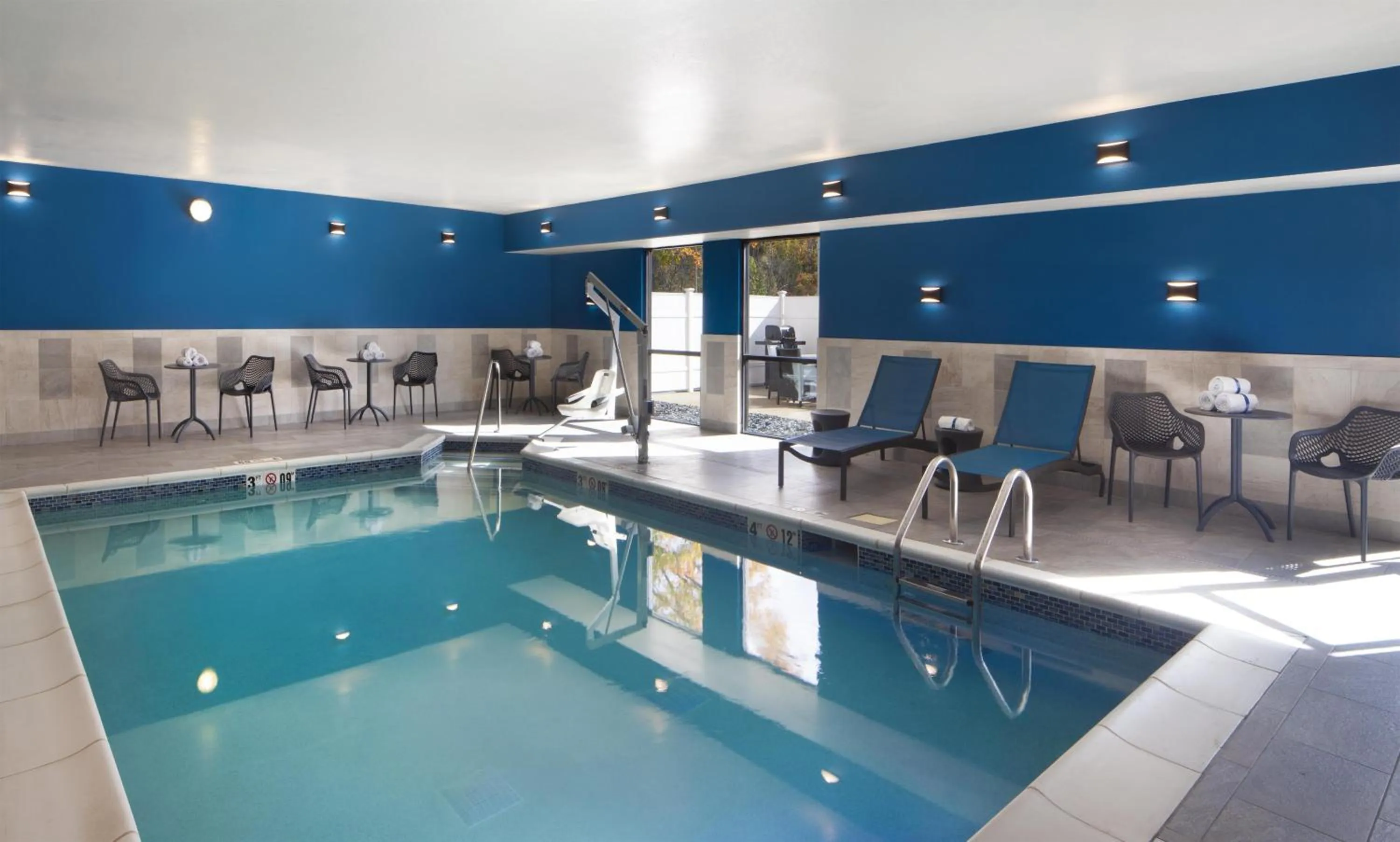 Pool view in Hampton Inn Youngstown/Boardman