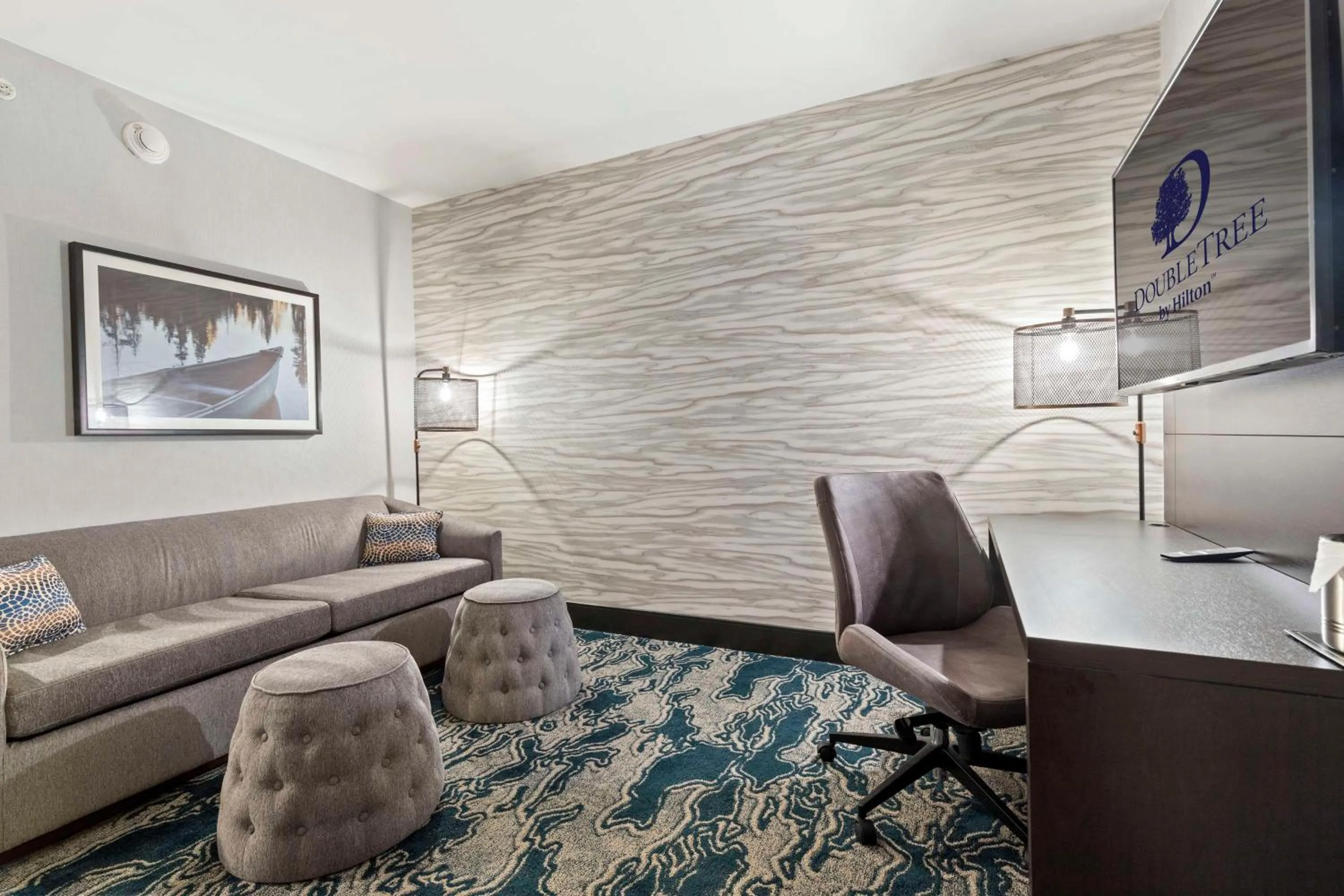 Living room in Doubletree By Hilton Front Royal Blue Ridge Shadows