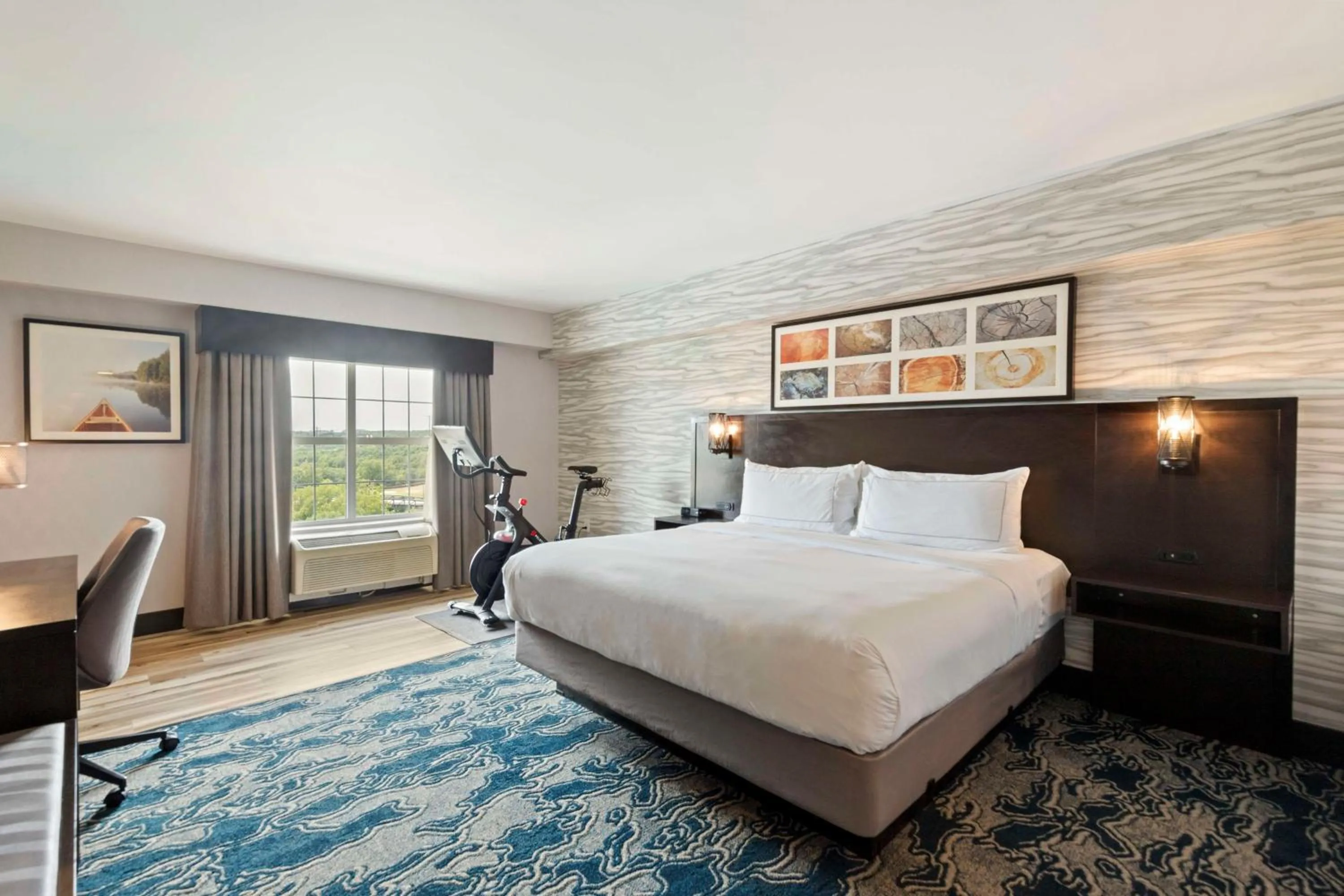 Bed in Doubletree By Hilton Front Royal Blue Ridge Shadows