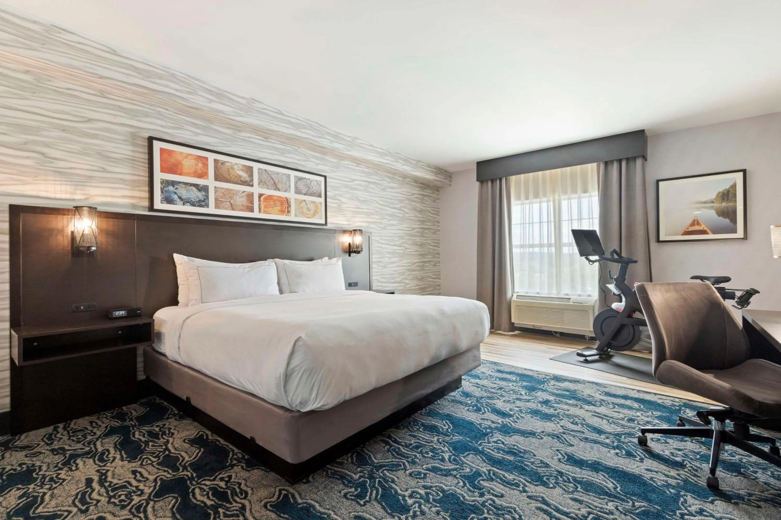 Bed in Doubletree By Hilton Front Royal Blue Ridge Shadows