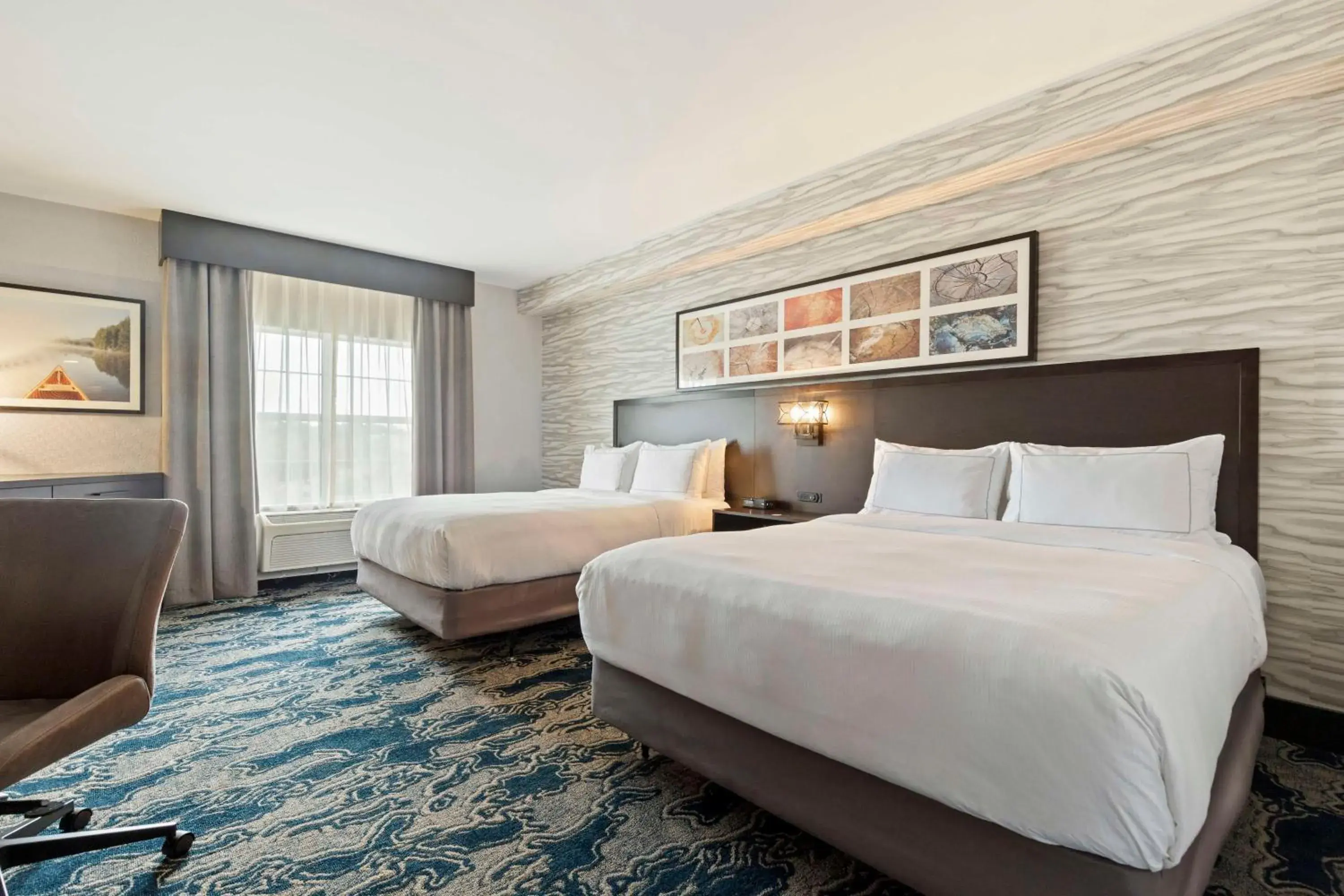 Double Room with Two Queen Beds and Bath Tub - Mobility and Hearing Access in Doubletree By Hilton Front Royal Blue Ridge Shadows Double Room with Two Queen Beds and Bath Tub - Mobility and Hearing Access in Doubletree By Hilton Front Royal Blue Ridge Shadows