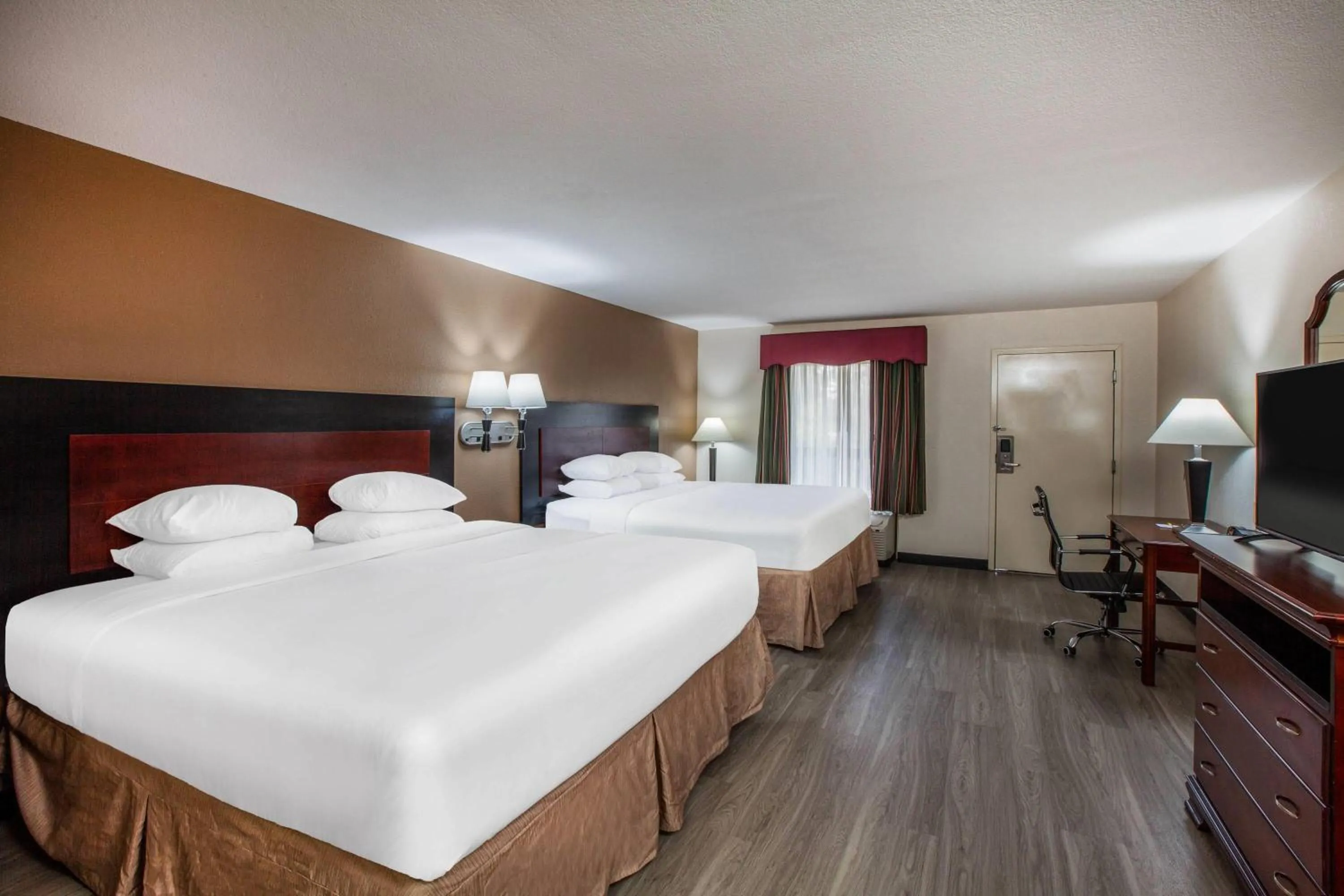 Photo of the whole room, Bed in Days Inn & Suites by Wyndham Tyler