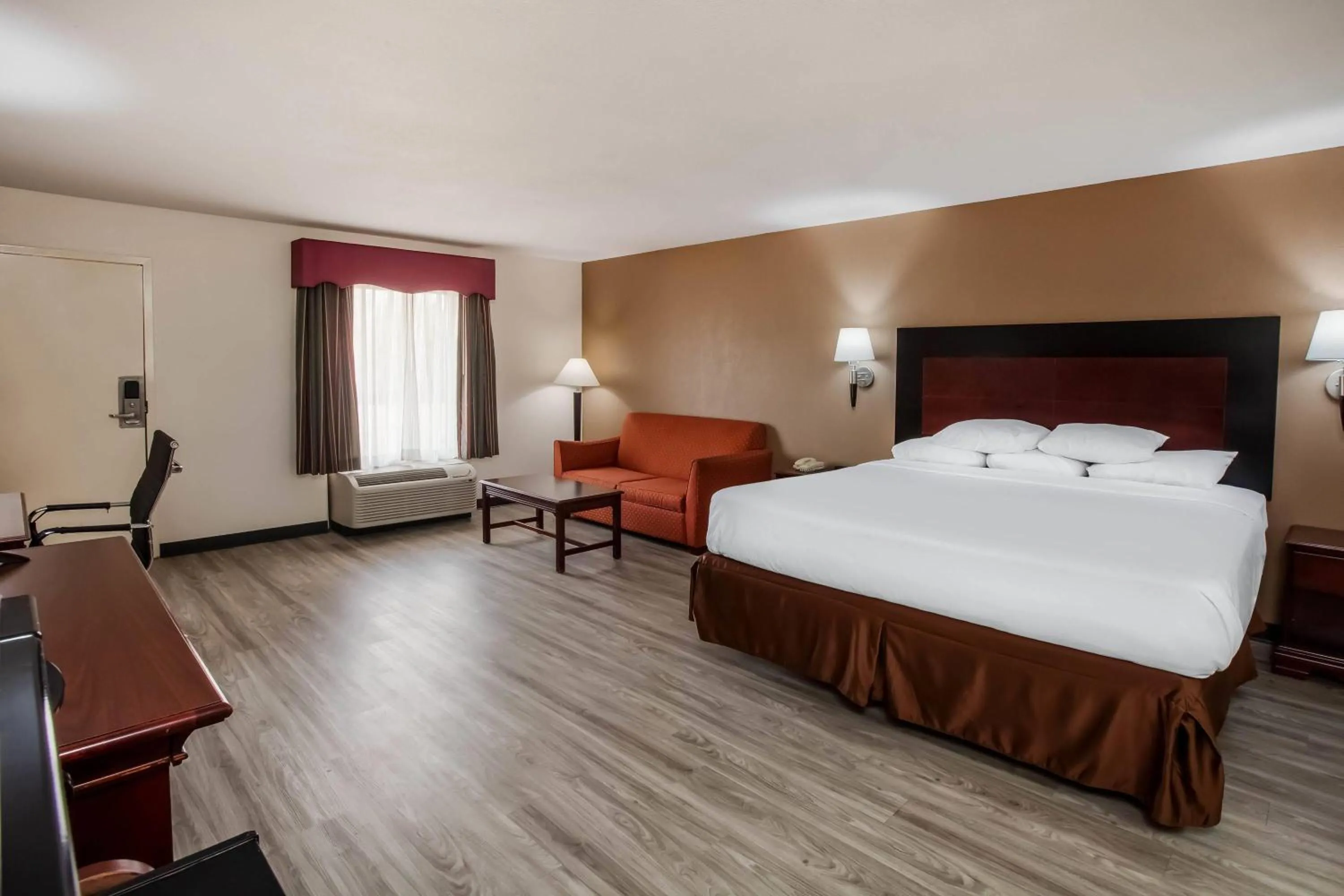 Photo of the whole room, Bed in Days Inn & Suites by Wyndham Tyler