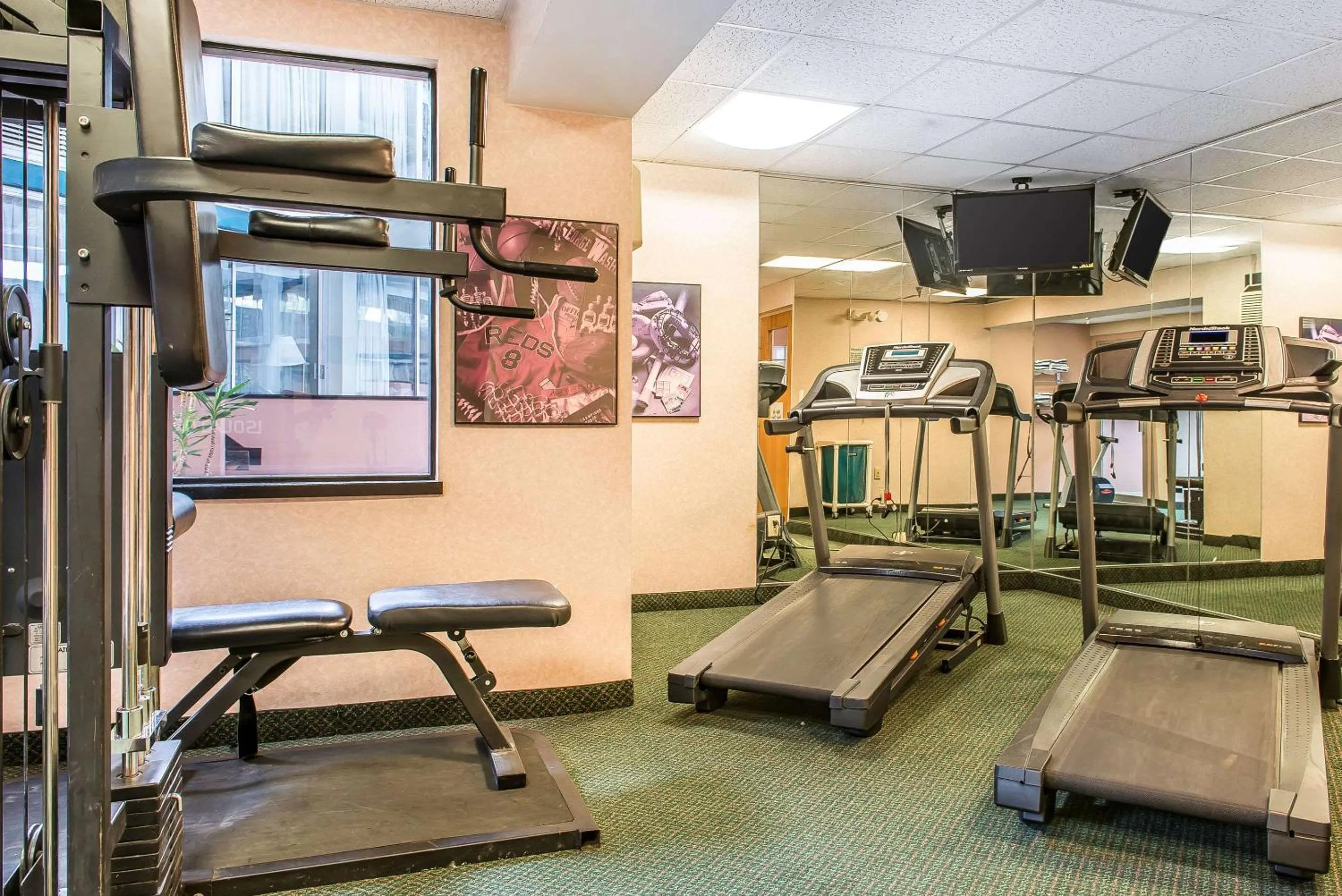 Fitness centre/facilities in Quality Inn and Conference Center