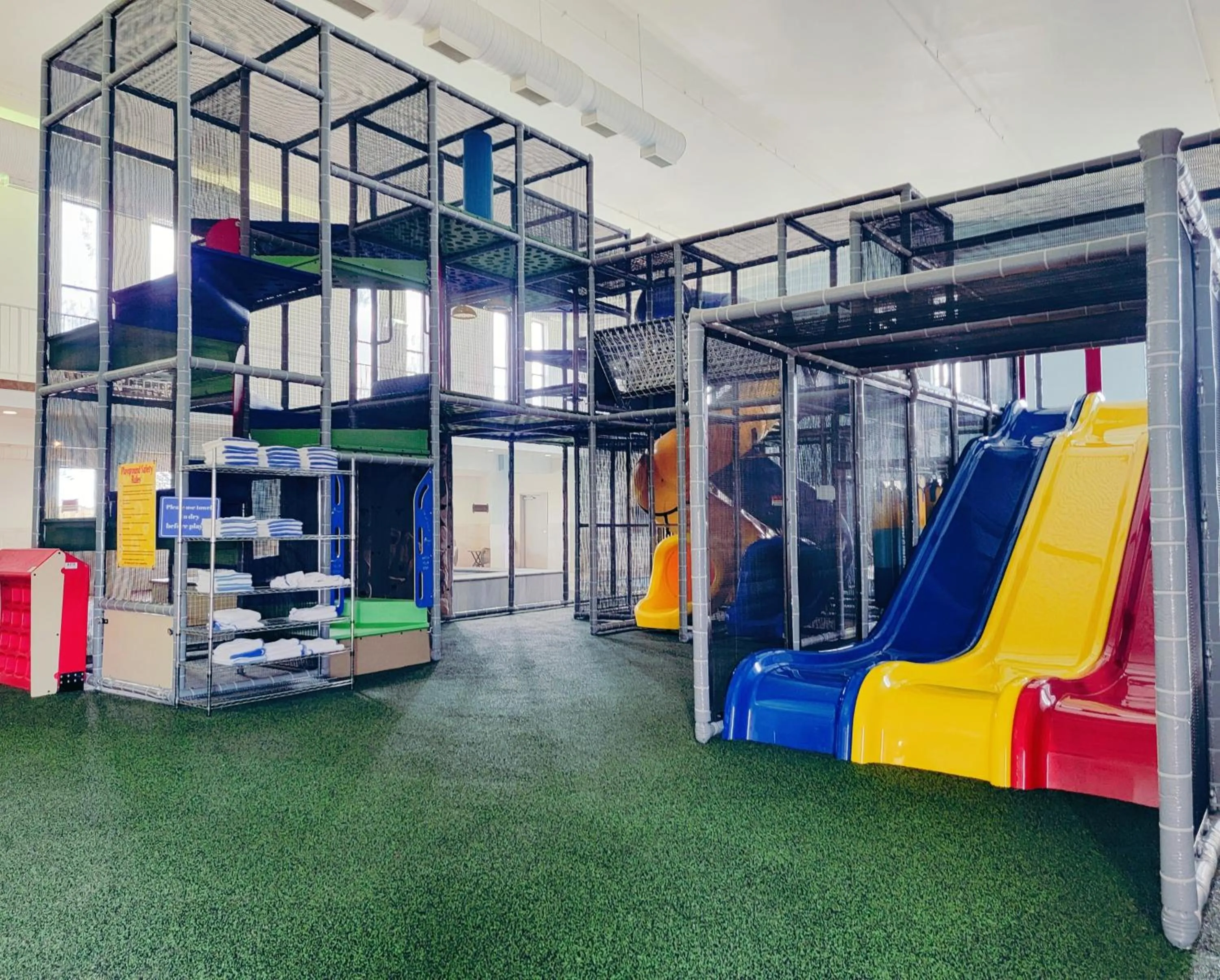 Swimming pool in Holiday Inn Express Hotel & Suites Sioux Falls-Brandon by IHG