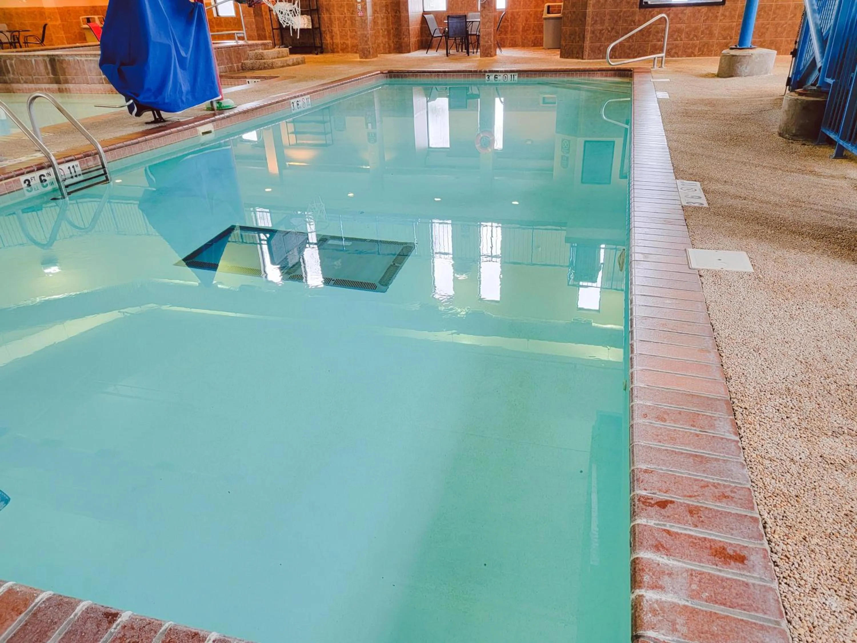 Swimming pool in Holiday Inn Express Hotel & Suites Sioux Falls-Brandon by IHG