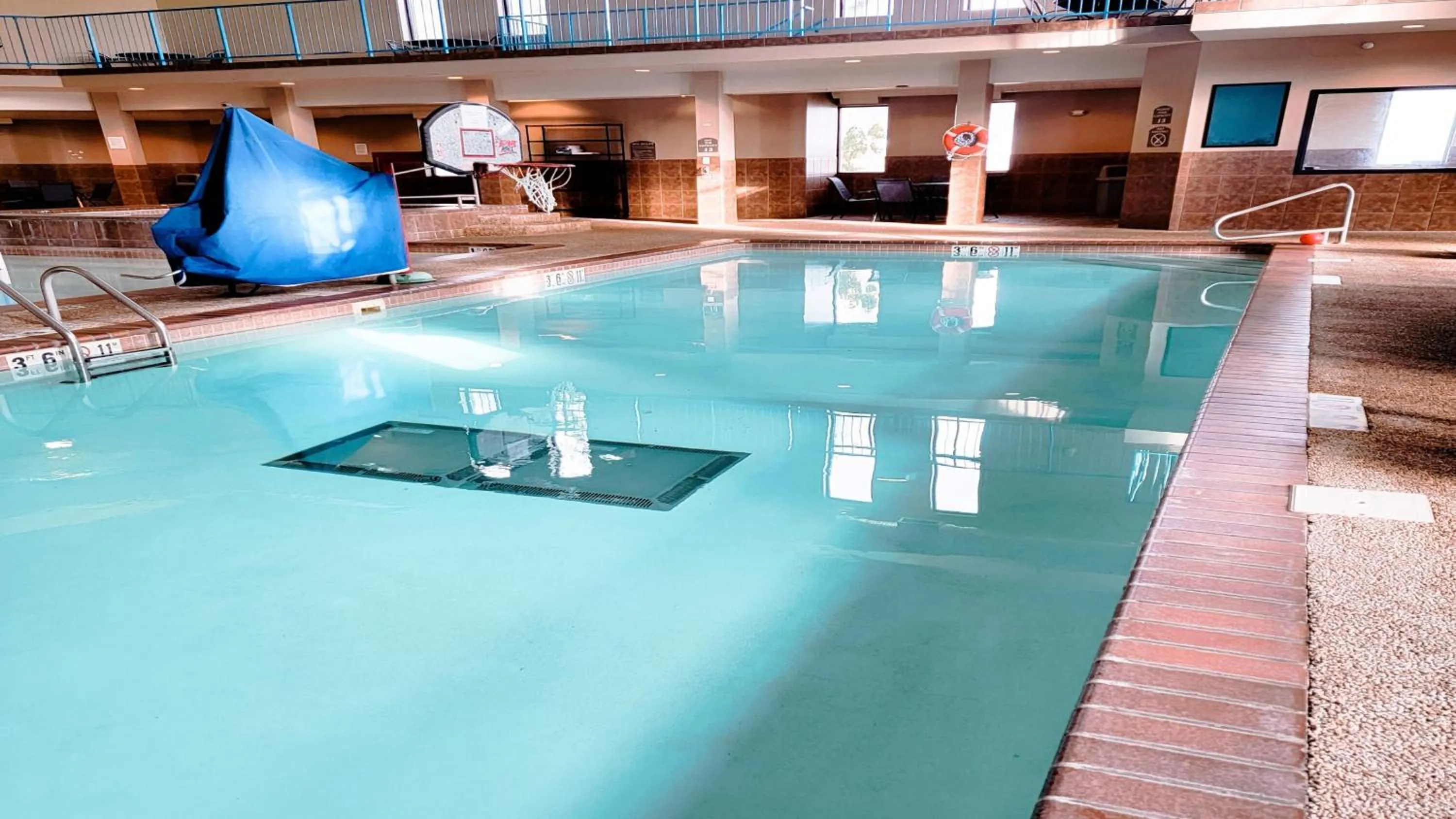 Swimming pool in Holiday Inn Express Hotel & Suites Sioux Falls-Brandon by IHG