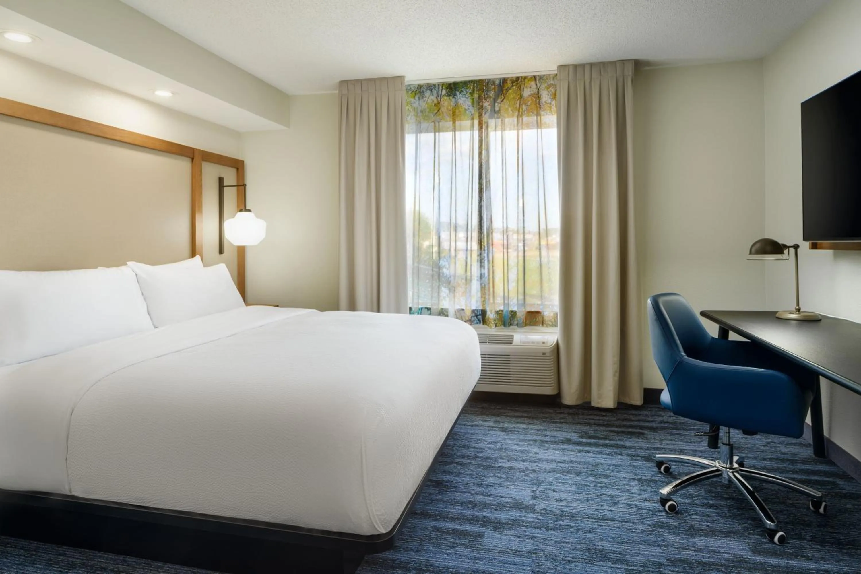 Photo of the whole room, Bed in Fairfield Inn and Suites by Marriott Birmingham / Bessemer