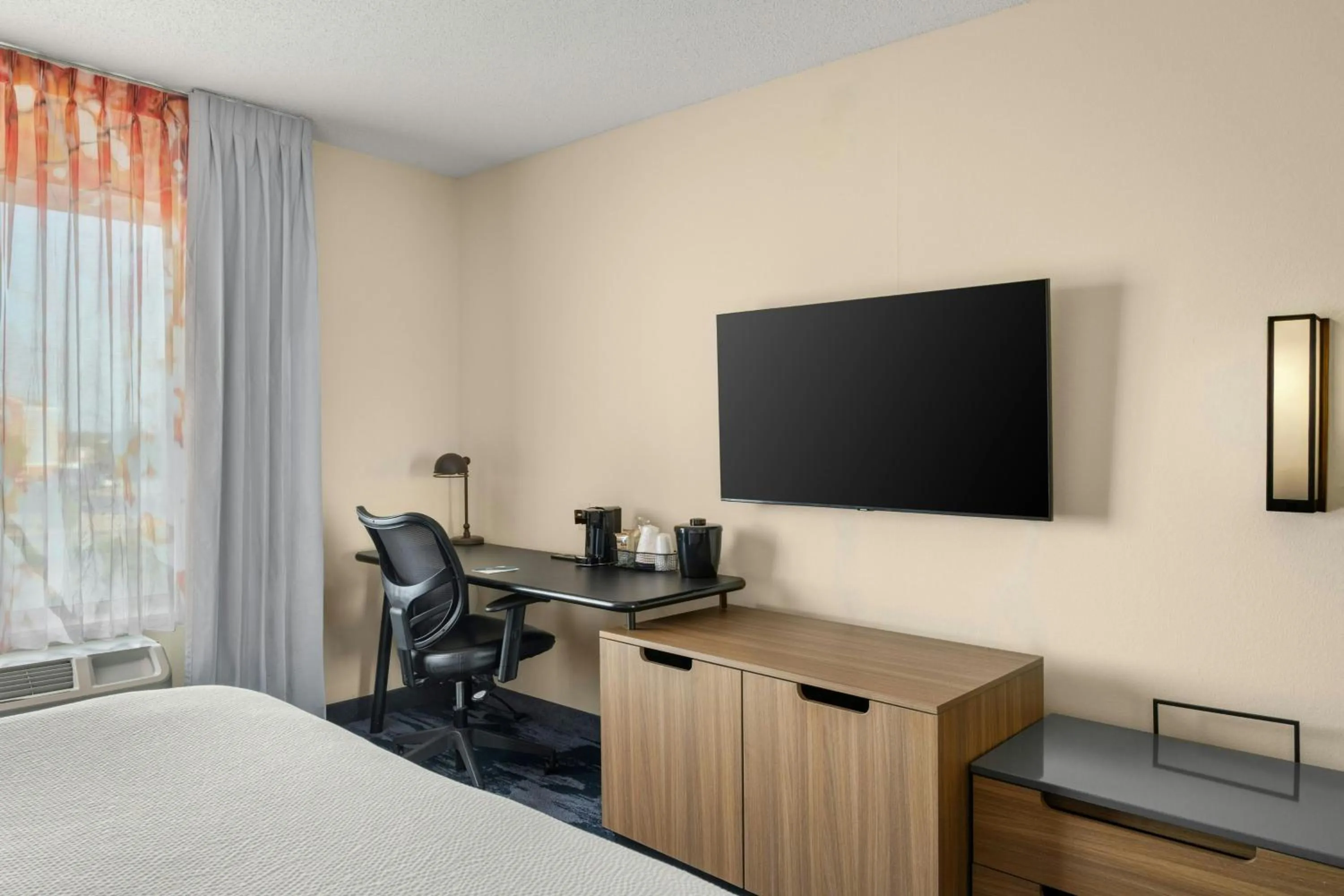 Photo of the whole room, Bed in Fairfield Inn and Suites by Marriott Marion