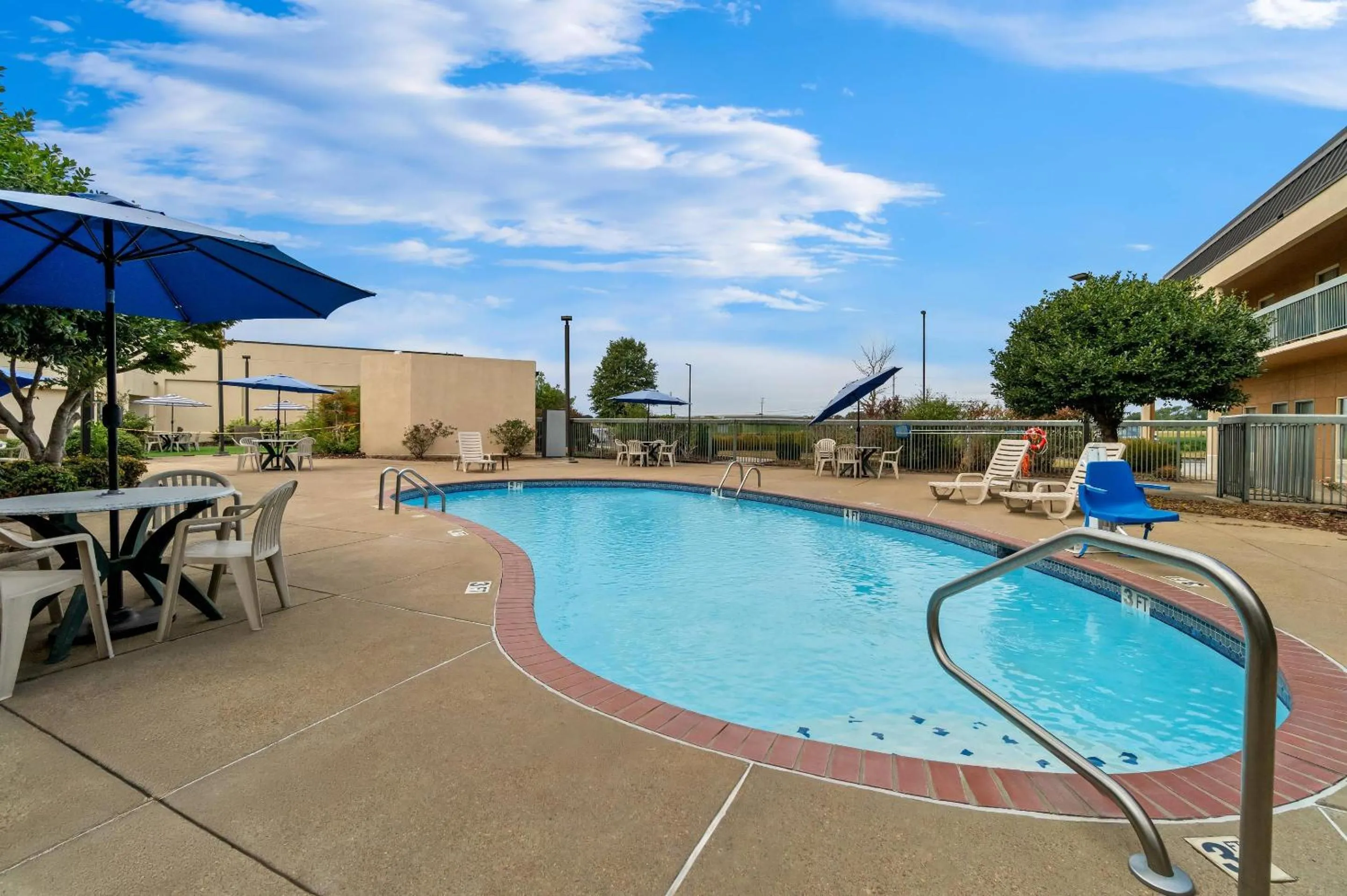 Swimming pool in Quality Inn Union City US 51