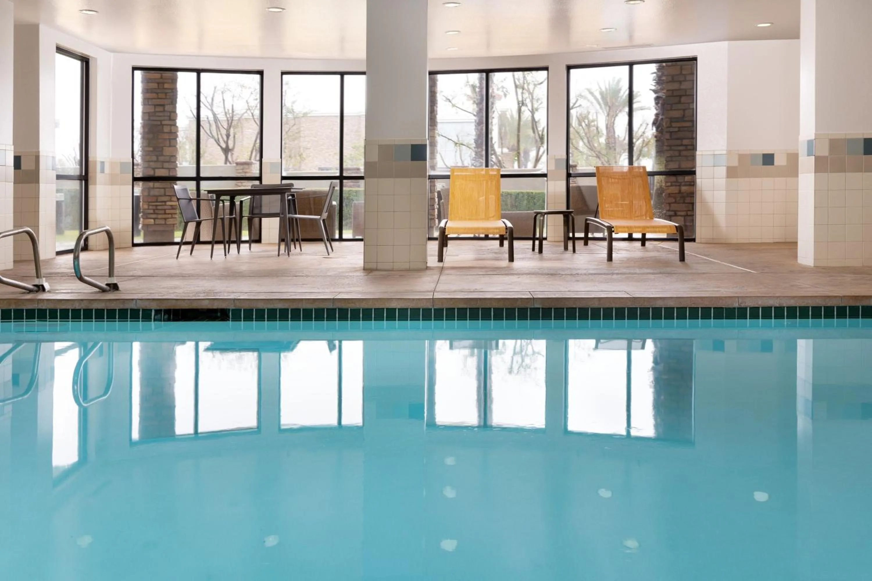 Swimming pool in Courtyard by Marriott Ontario Rancho Cucamonga