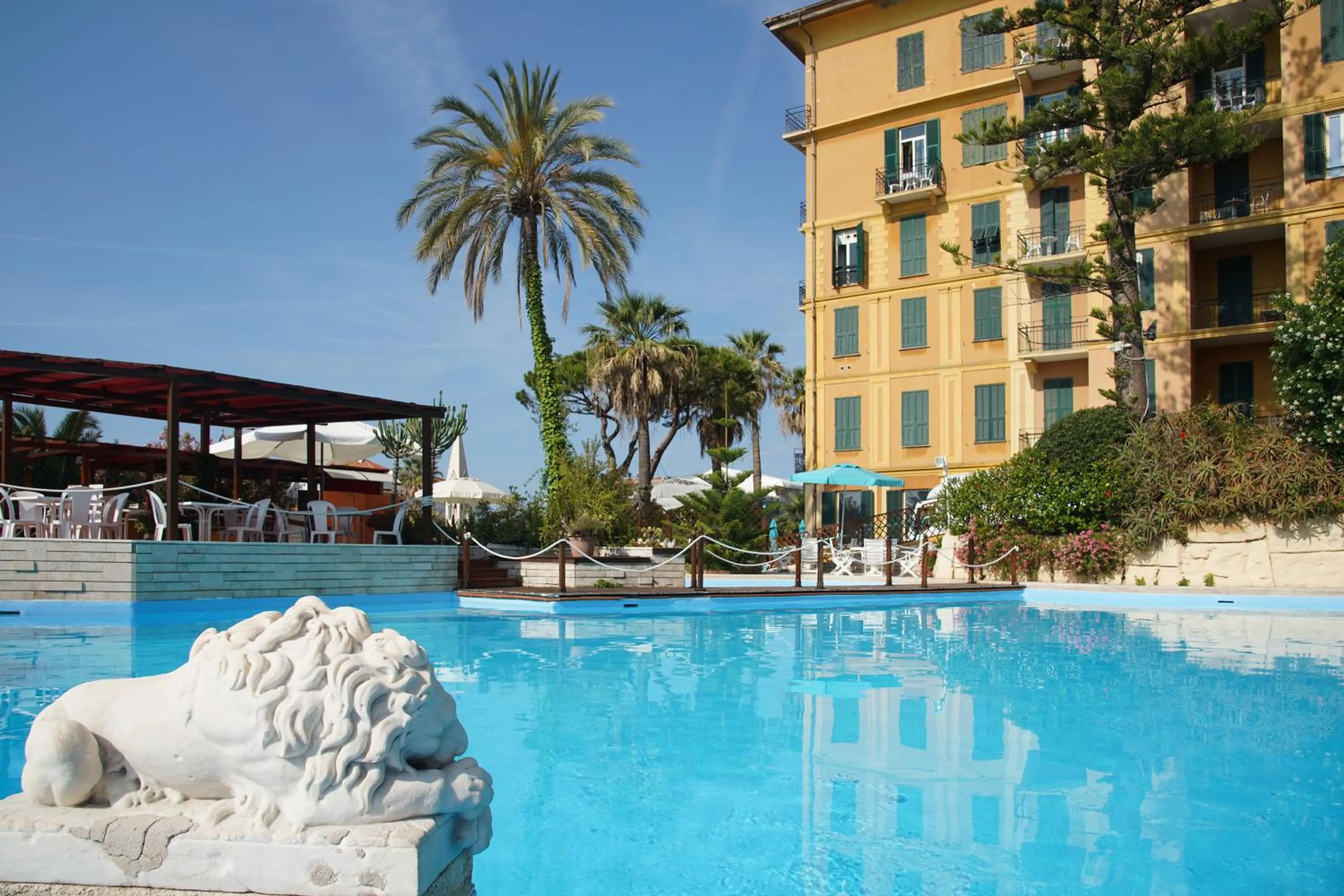 Property building in Grand Hotel De Londres