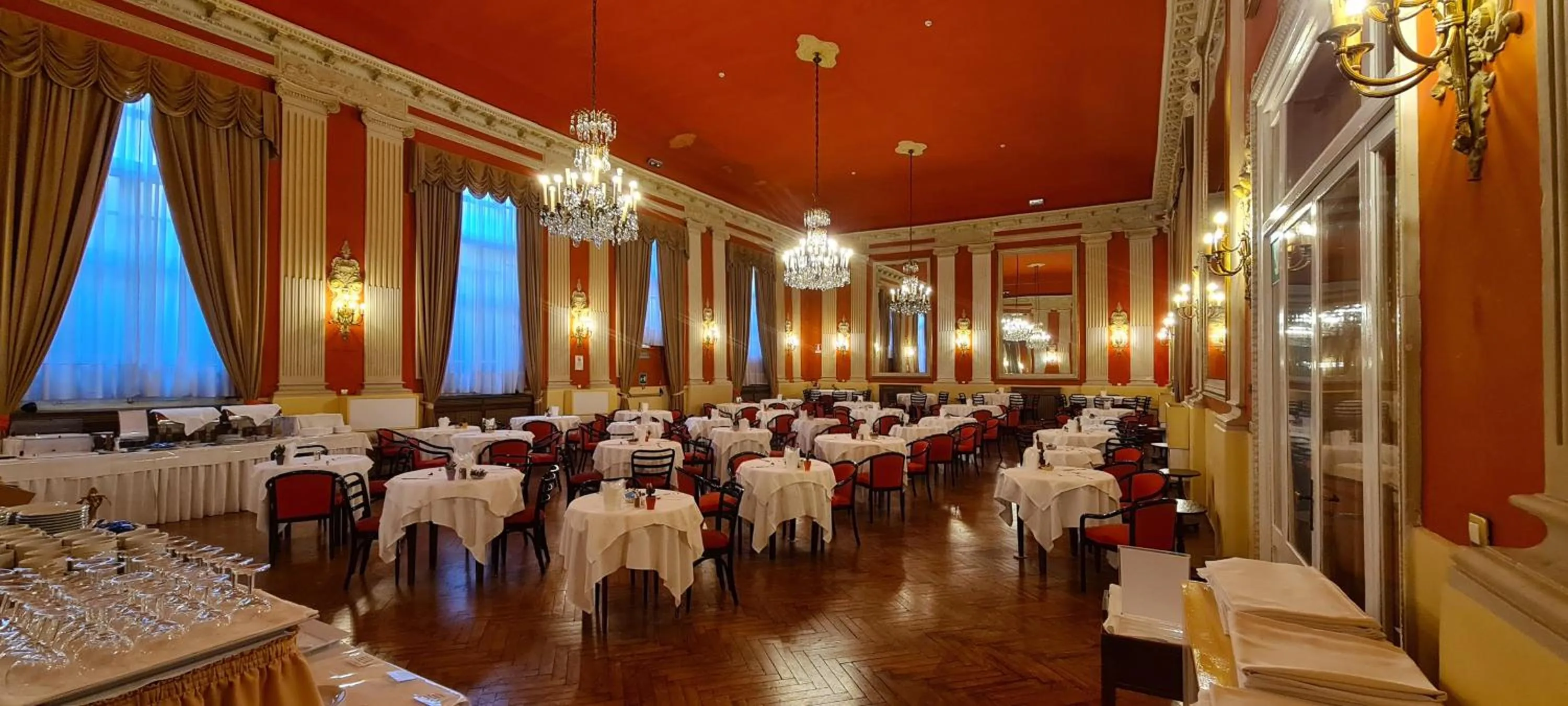 Restaurant/places to eat in Grand Hotel De Londres