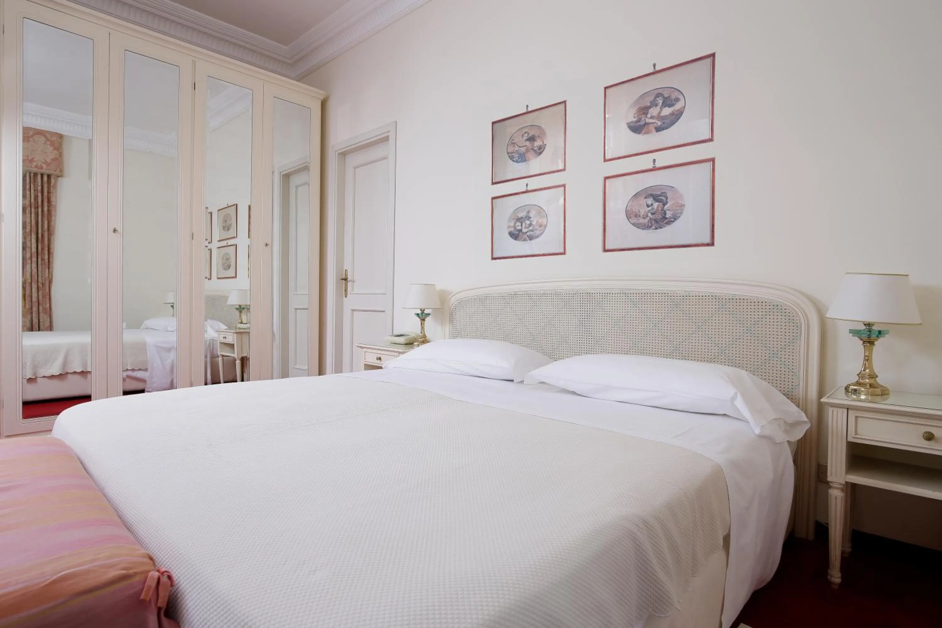 Bedroom, Bed in Grand Hotel De Londres