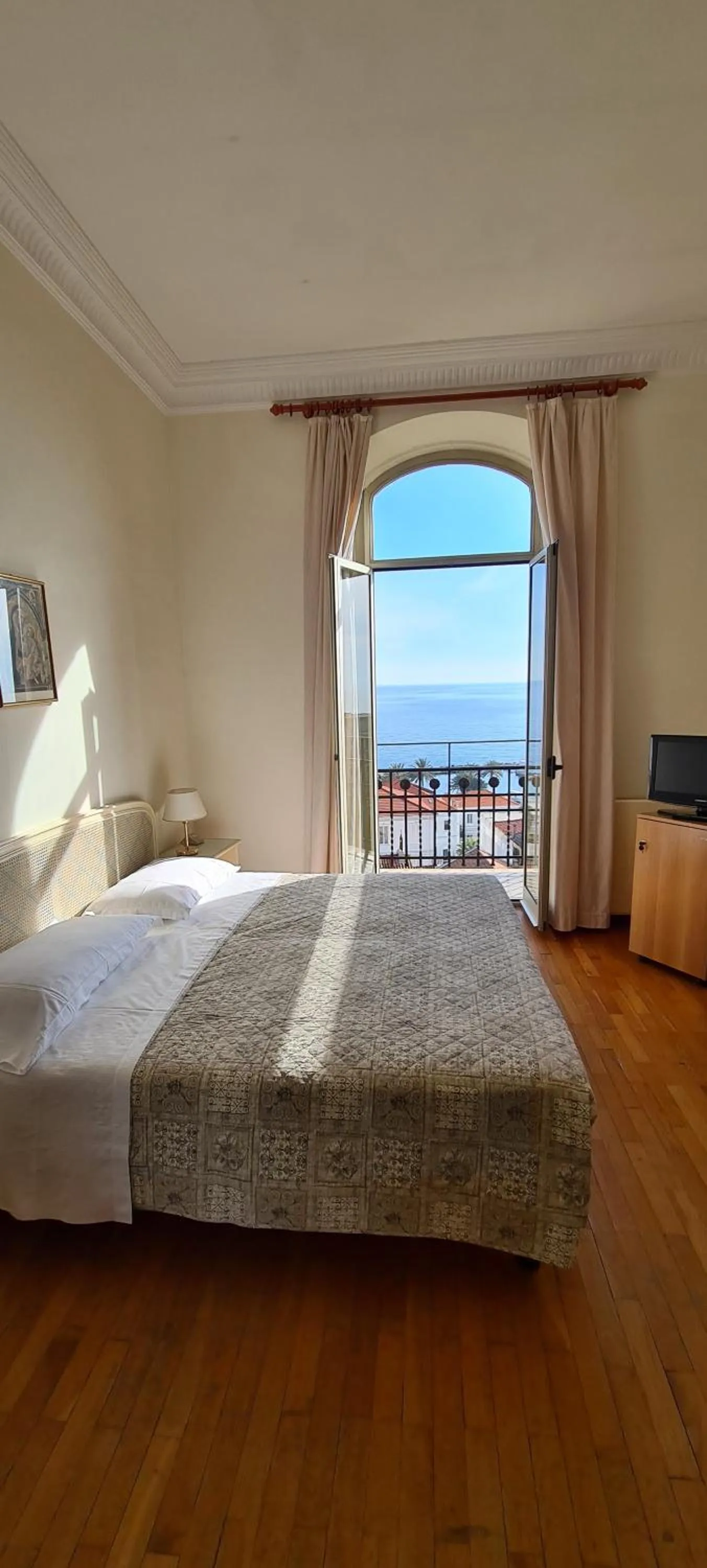 TV and multimedia, Bed in Grand Hotel De Londres