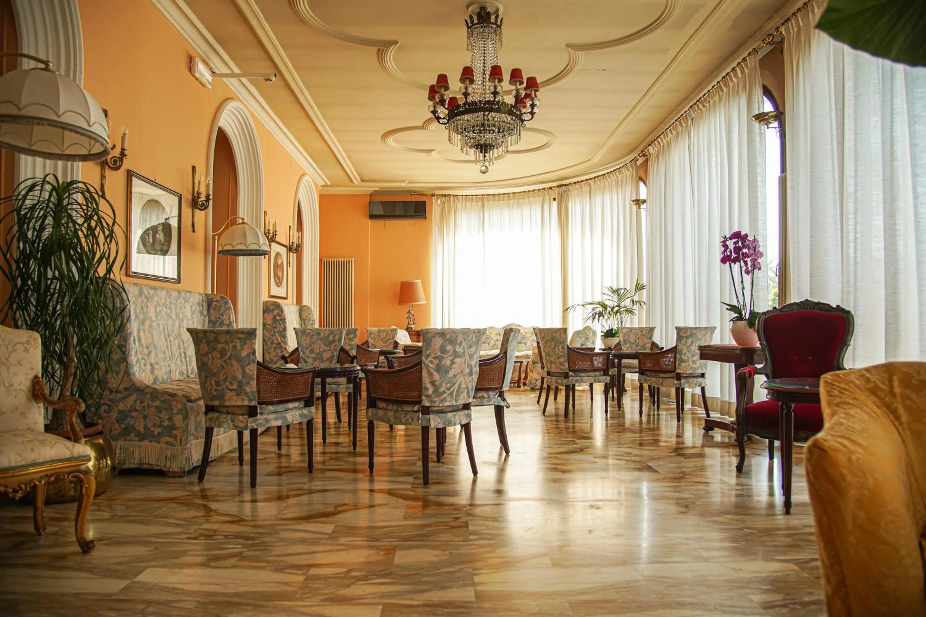 Communal lounge/ TV room in Grand Hotel De Londres