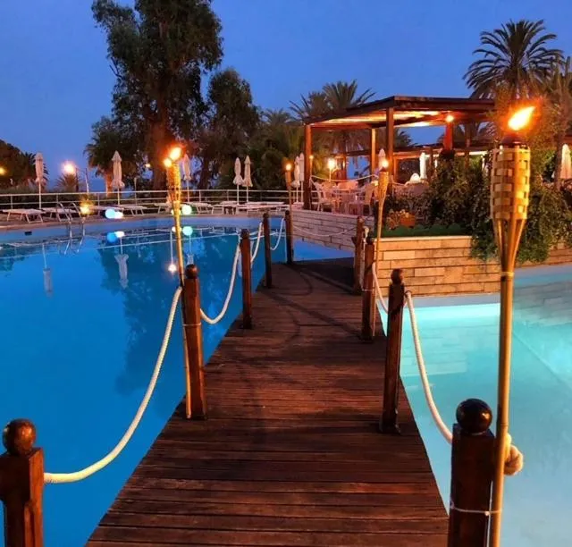 Restaurant/places to eat in Grand Hotel De Londres