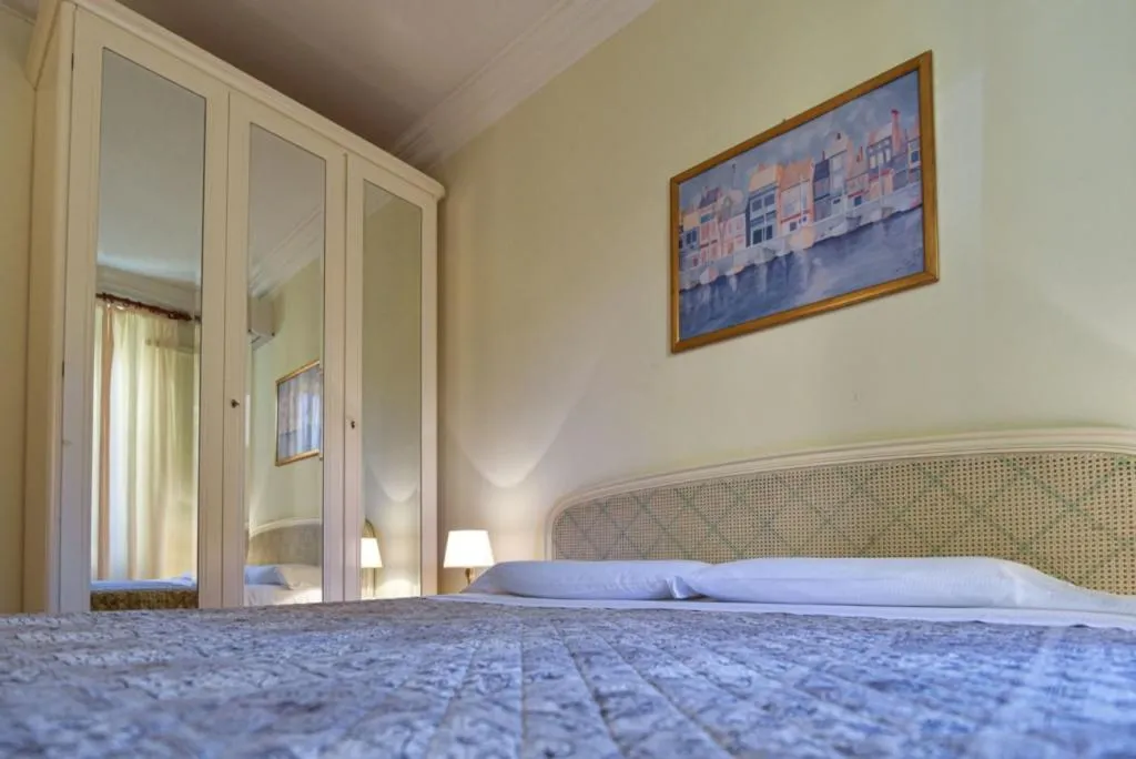 Bedroom, Bed in Grand Hotel De Londres