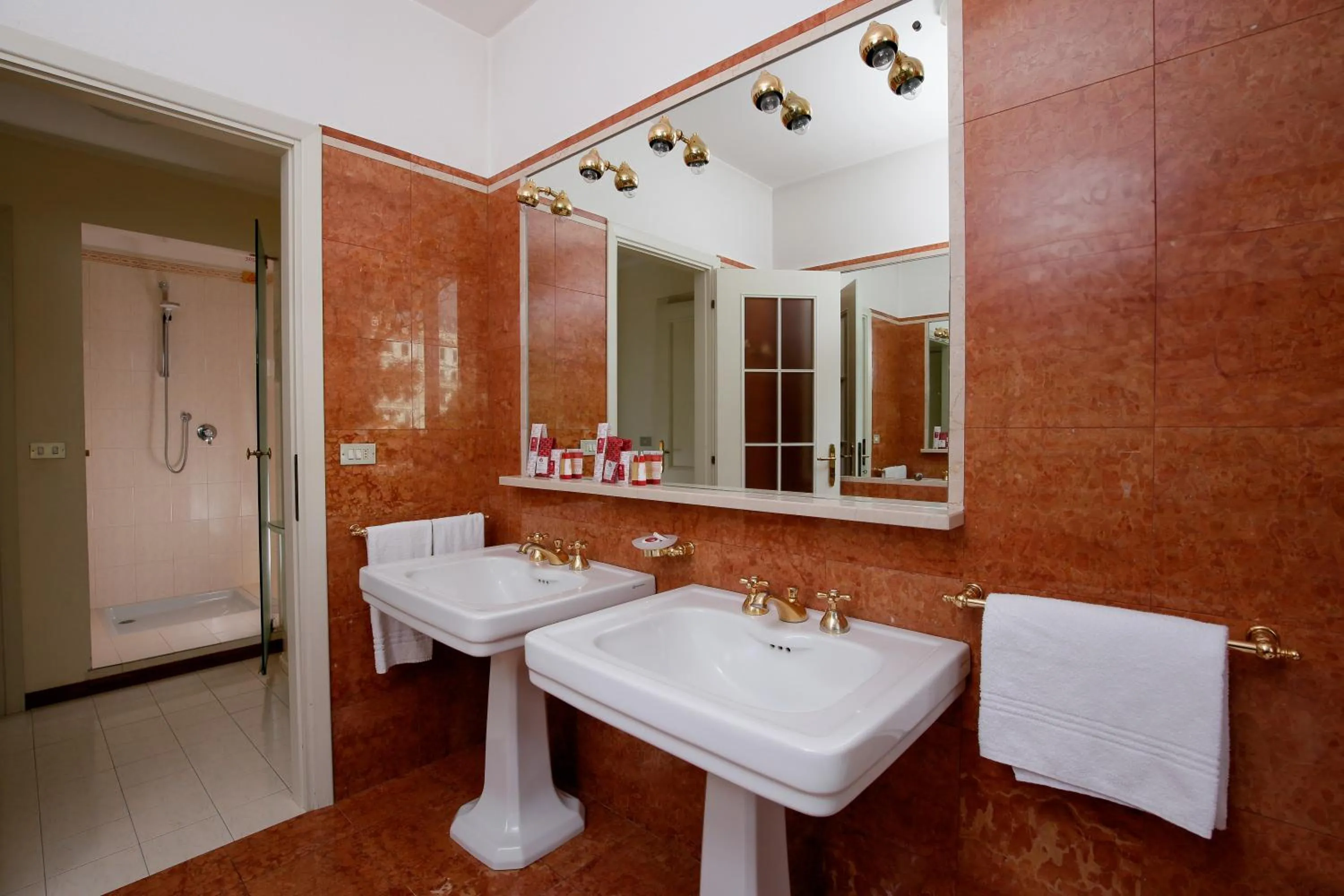 Toilet in Grand Hotel De Londres