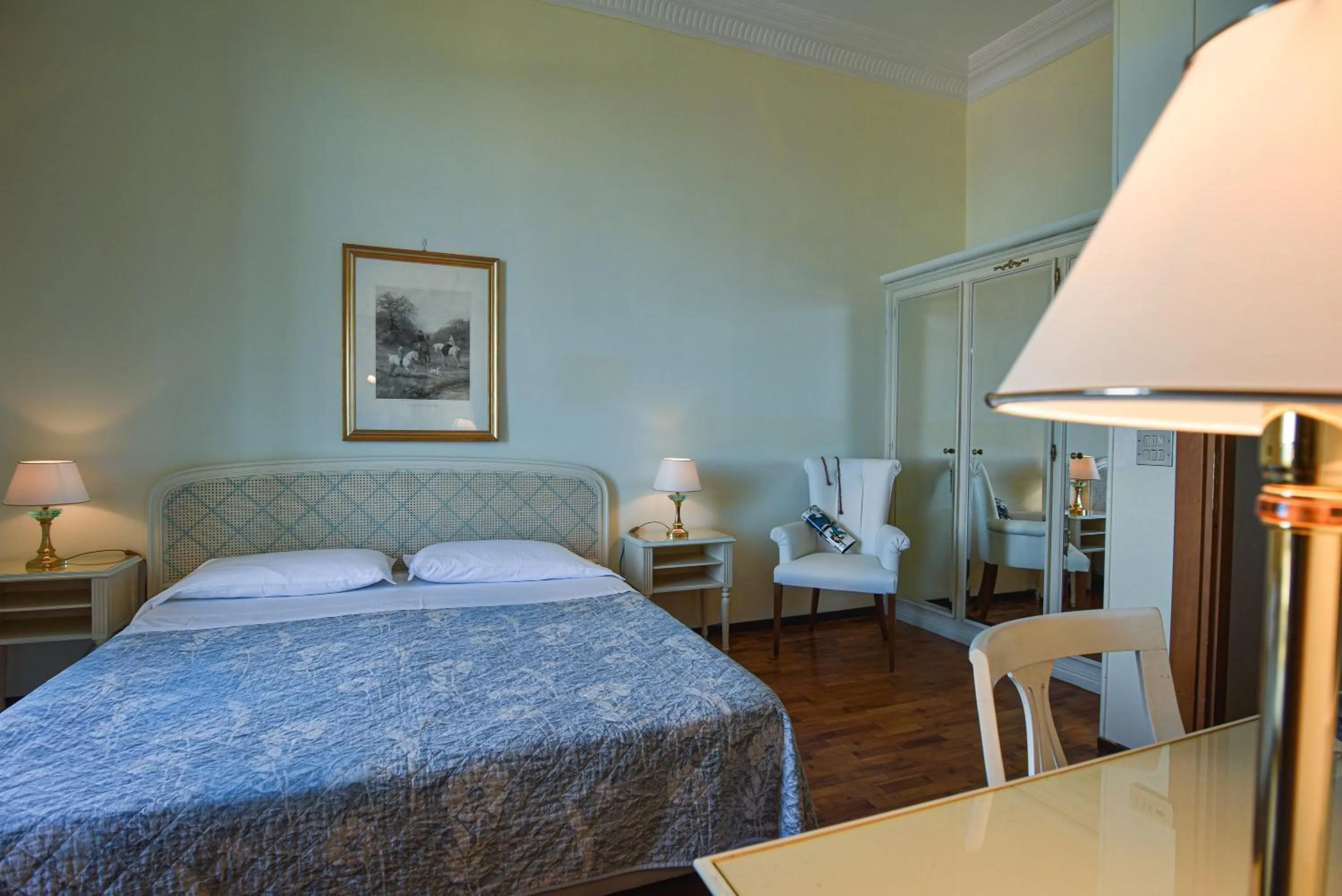 Photo of the whole room, Bed in Grand Hotel De Londres