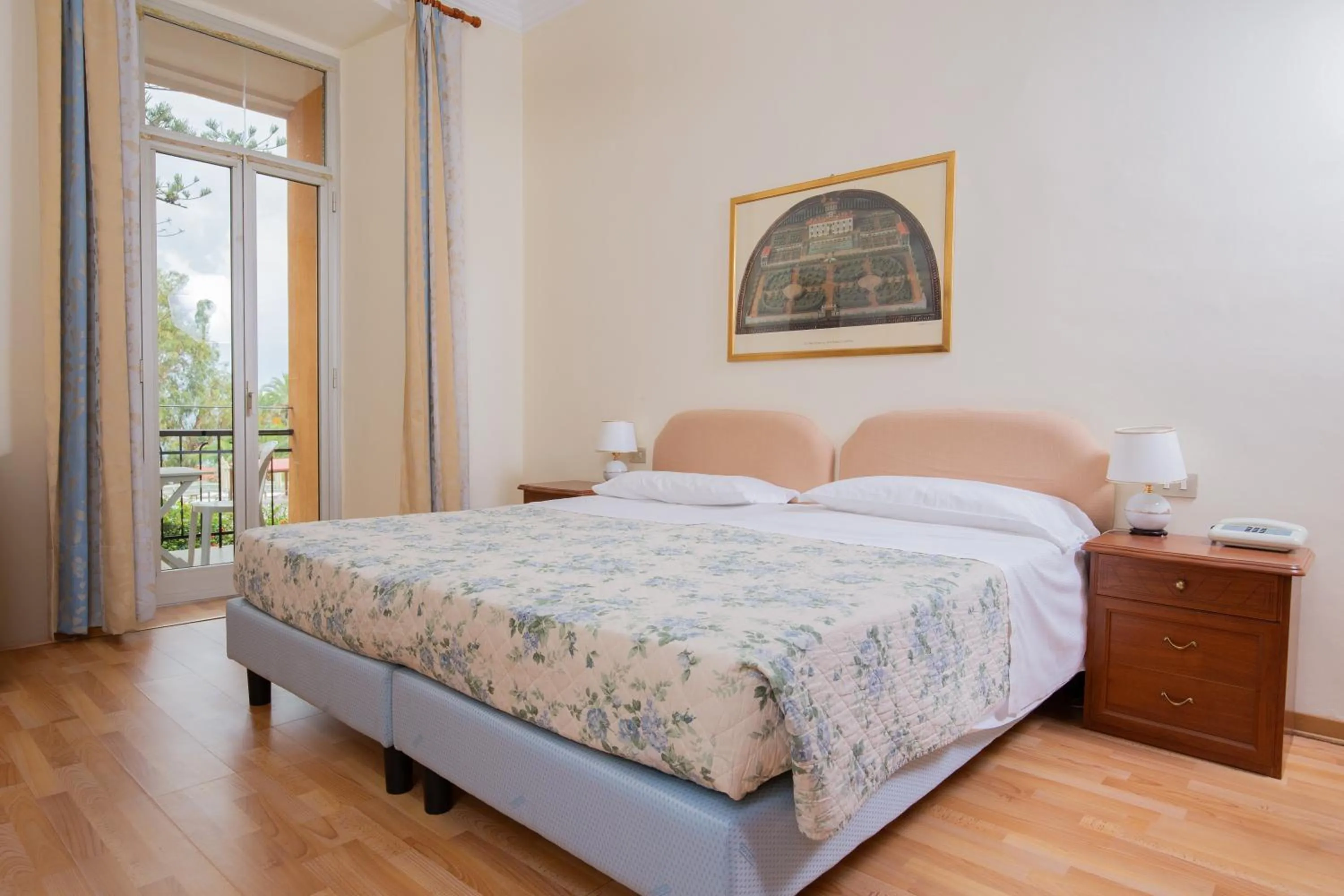 View (from property/room), Bed in Grand Hotel De Londres