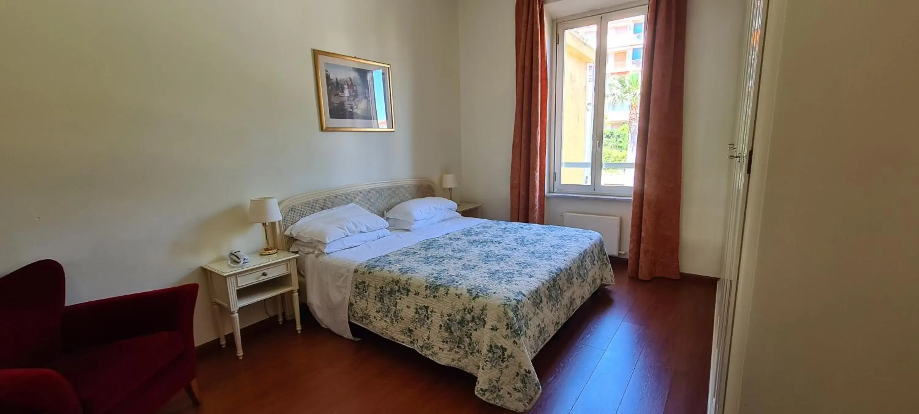 Standard Family Room in Grand Hotel De Londres Standard Family Room in Grand Hotel De Londres